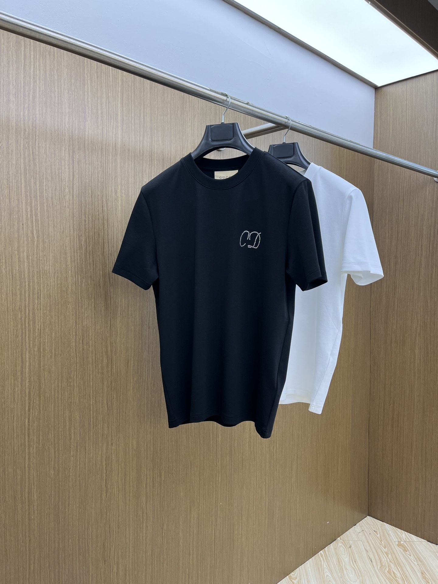 NO:520102,Guc 2025 Autumn and Winter Round neck embroidered short-sleeved T-shirt base shirt Elemental Logo badge highlights the casual and fashionable charm, and is still unique in style. It is well equipped with a companion... Customer-supplied high-strength elastic knitted liquid ammonia air-layer fabric, flat and symmetrical knitted light and refreshing, soft and comfortable, and excellent breathability. Simple and unique charm. The bld straight-cut style is more suitable for matching with various trendy and fashionable styles. It uses instrument embroidery, delicate and full texture, bringing a new experience for fashion sports and leisure. Color black white Size M-3XL,,gucci, T-shirt,tees, t-shirt,alexander wang19860909Guc 2025秋冬 圆领刺绣短袖T恤打底衫 元素性的Logo徽章凸显休闲时尚魅力,依然独领时尚风骚.内搭好伴侣… 客供高支弹力针织液氨空气层面料,平整匀称的针织轻薄清爽,柔软舒适,透气性极佳.简洁而富有独特魅力.bld直裁版型更为适合搭配各种潮流时尚造型. 采用器械刺绣,细腻饱满的质感突显,为时尚运动休闲带来全新体验. 颜色黑色 白色 尺码 M-3XL,,gucci,T-shirt,tees，t-shirt,alexander wang,Men's clothing