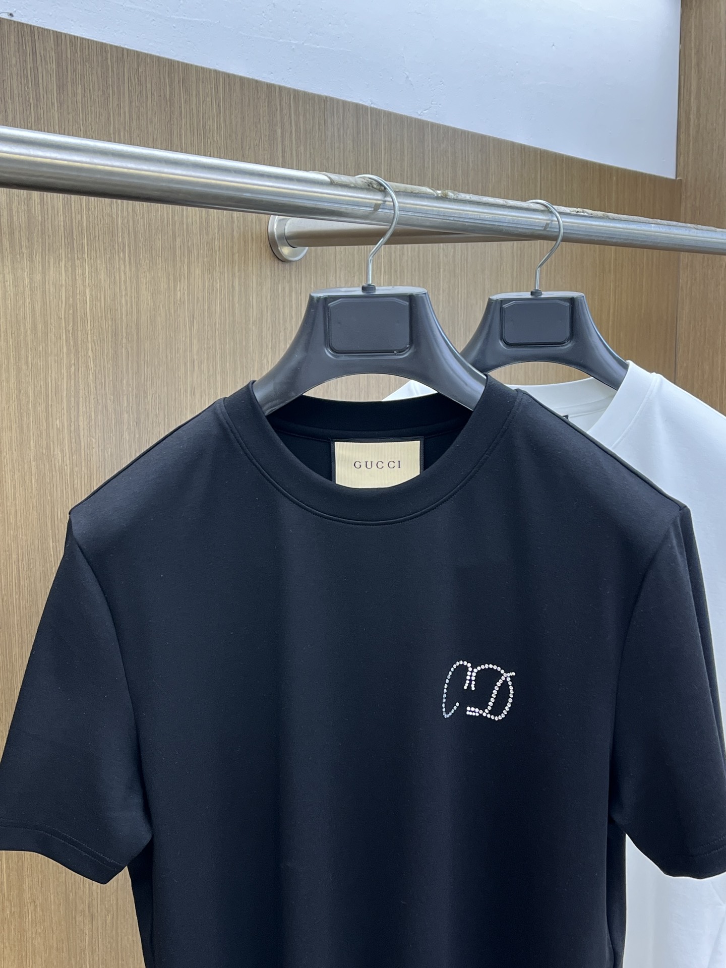 🔥 Guc 2025秋冬 圆领刺绣短袖T恤打底衫 元素性的Logo徽章凸显休闲时尚魅力,依然独领时尚风骚