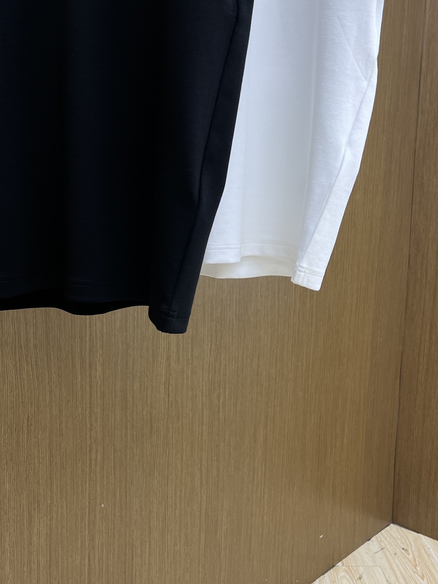 🔥 Guc 2025秋冬 圆领刺绣短袖T恤打底衫 元素性的Logo徽章凸显休闲时尚魅力,依然独领时尚风骚