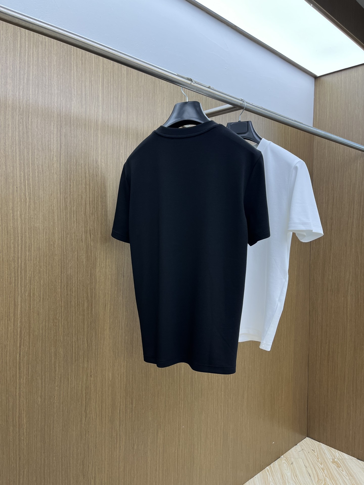 🔥 Guc 2025秋冬 圆领刺绣短袖T恤打底衫 元素性的Logo徽章凸显休闲时尚魅力,依然独领时尚风骚