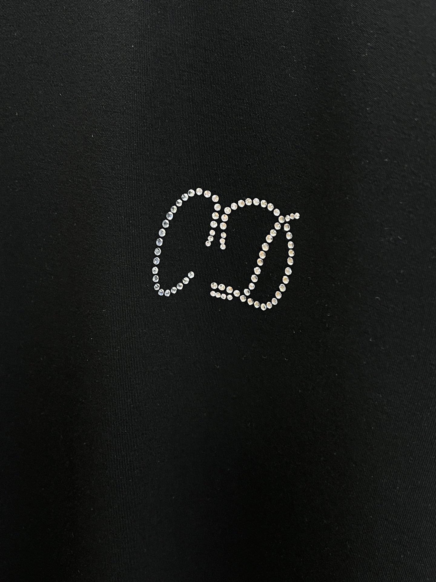 🔥 Guc 2025秋冬 圆领刺绣短袖T恤打底衫 元素性的Logo徽章凸显休闲时尚魅力,依然独领时尚风骚