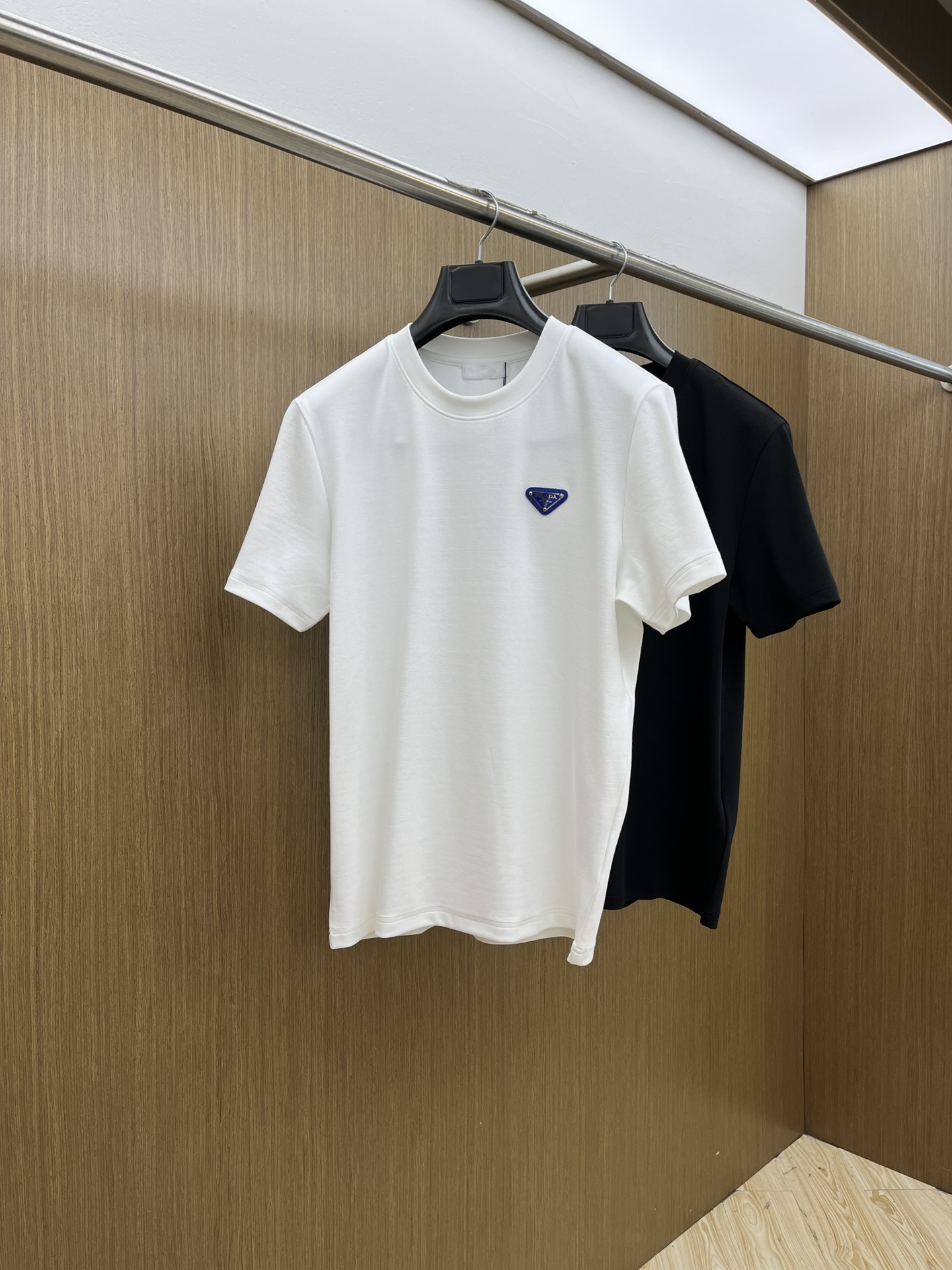 🔥 PD 2025秋冬 圆领刺绣短袖T恤打底衫 元素性的Logo徽章凸显休闲时尚魅力,依然独领时尚风骚.