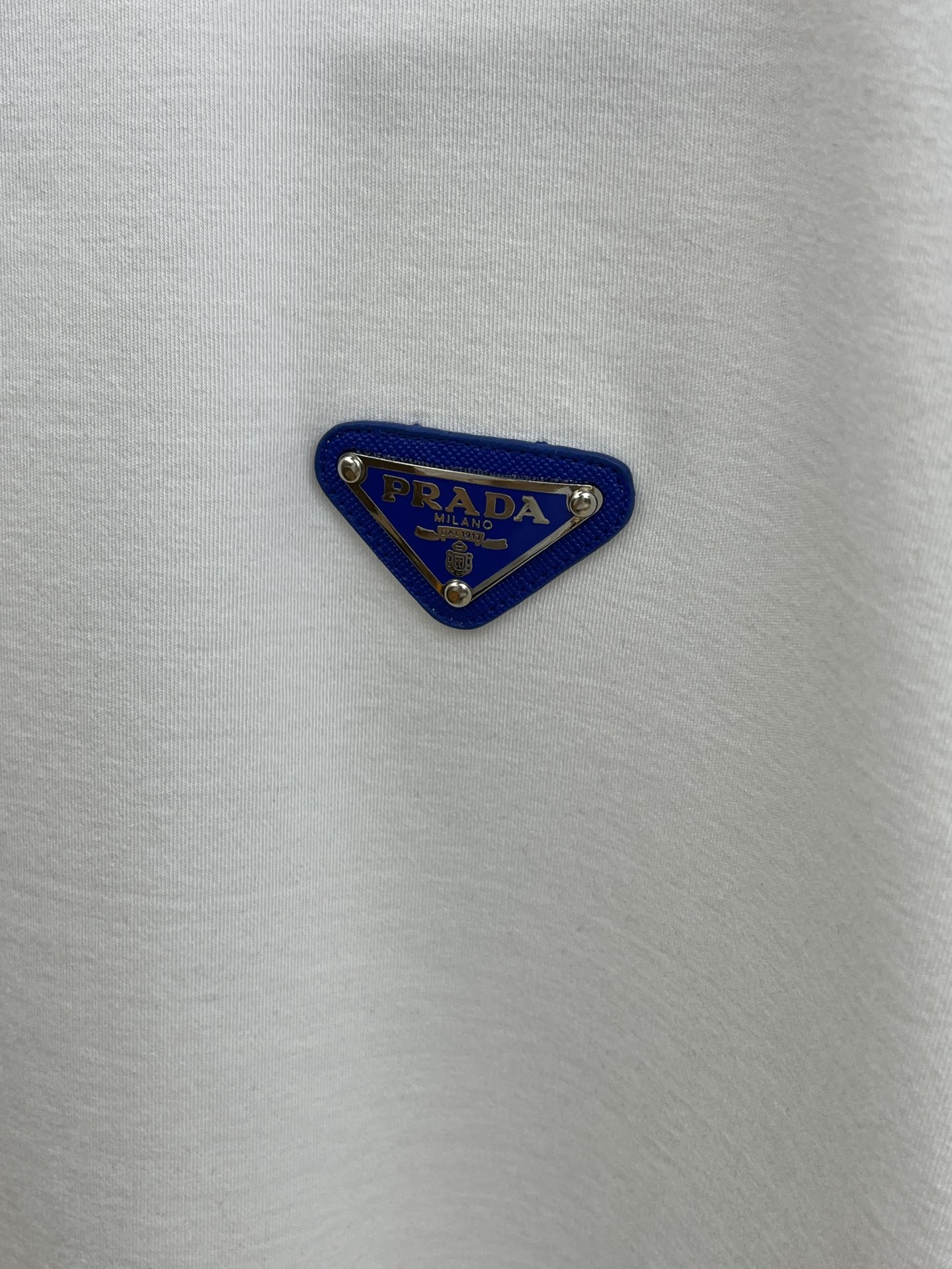 🔥 PD 2025秋冬 圆领刺绣短袖T恤打底衫 元素性的Logo徽章凸显休闲时尚魅力,依然独领时尚风骚.