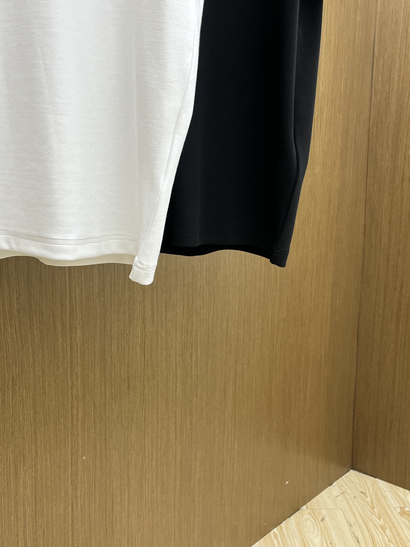 🔥 PD 2025秋冬 圆领刺绣短袖T恤打底衫 元素性的Logo徽章凸显休闲时尚魅力,依然独领时尚风骚.