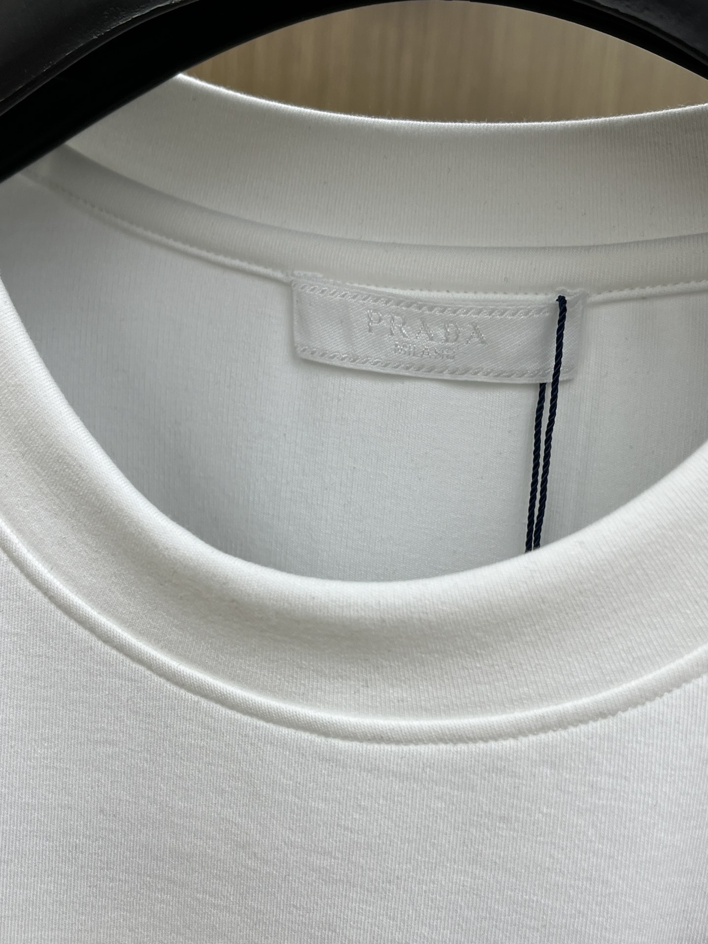 🔥 PD 2025秋冬 圆领刺绣短袖T恤打底衫 元素性的Logo徽章凸显休闲时尚魅力,依然独领时尚风骚.