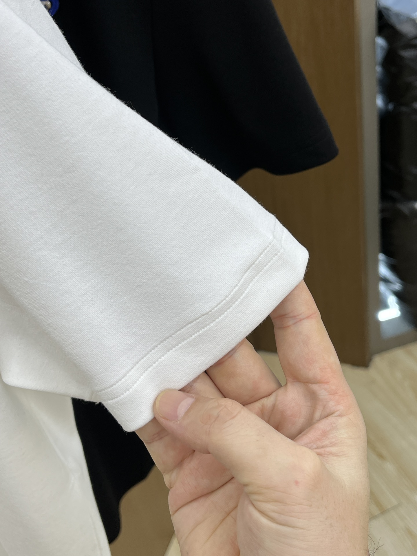 🔥 PD 2025秋冬 圆领刺绣短袖T恤打底衫 元素性的Logo徽章凸显休闲时尚魅力,依然独领时尚风骚.