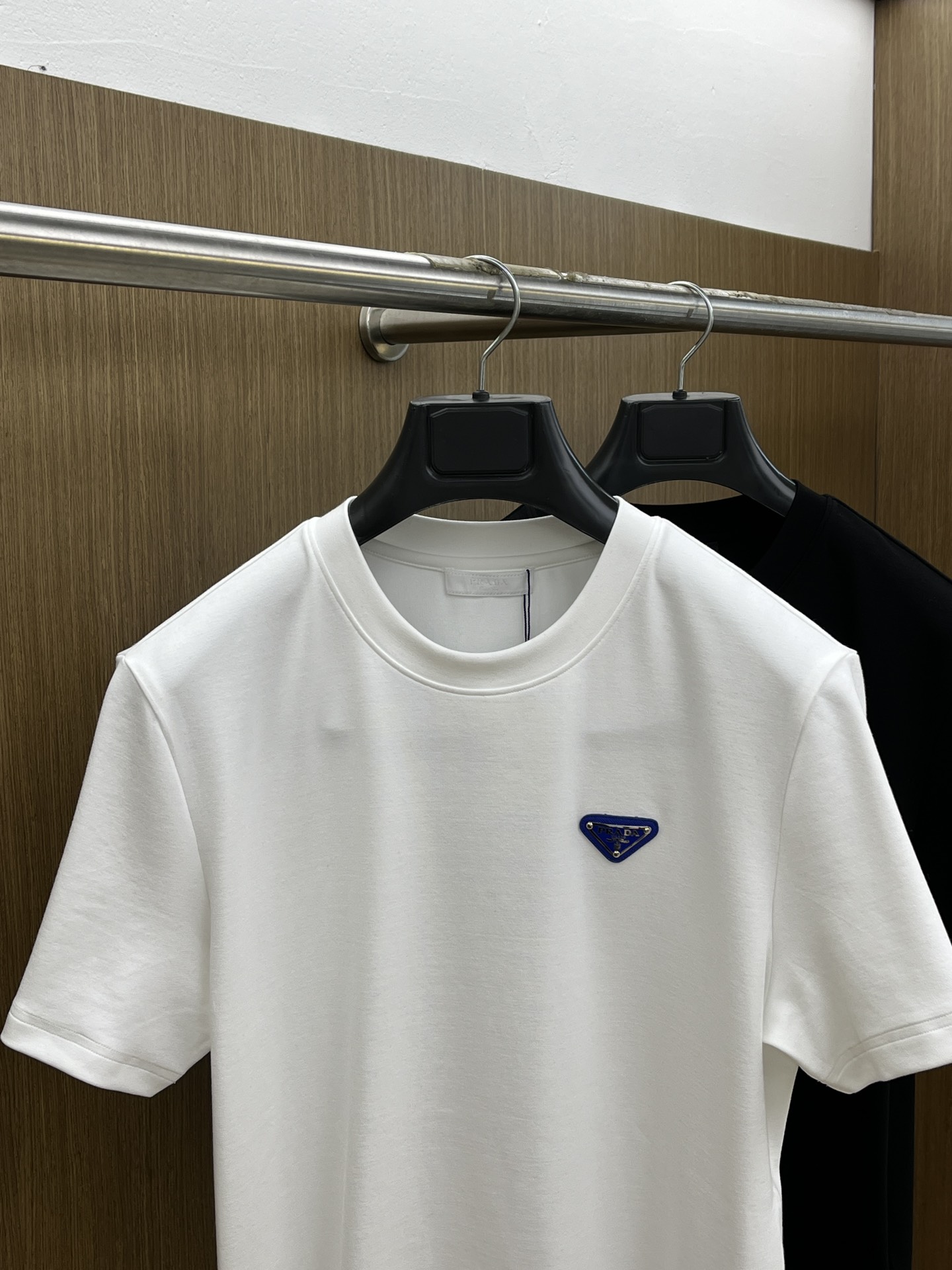 🔥 PD 2025秋冬 圆领刺绣短袖T恤打底衫 元素性的Logo徽章凸显休闲时尚魅力,依然独领时尚风骚.