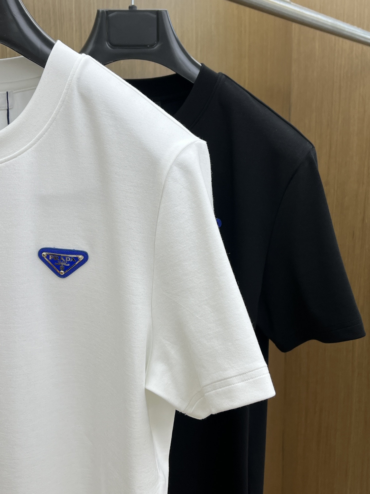 🔥 PD 2025秋冬 圆领刺绣短袖T恤打底衫 元素性的Logo徽章凸显休闲时尚魅力,依然独领时尚风骚.