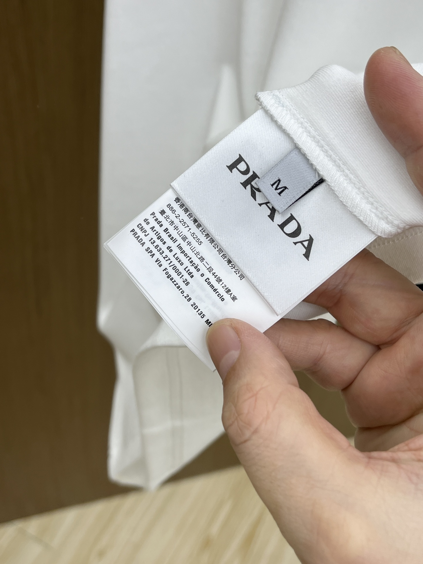 🔥 PD 2025秋冬 圆领刺绣短袖T恤打底衫 元素性的Logo徽章凸显休闲时尚魅力,依然独领时尚风骚.