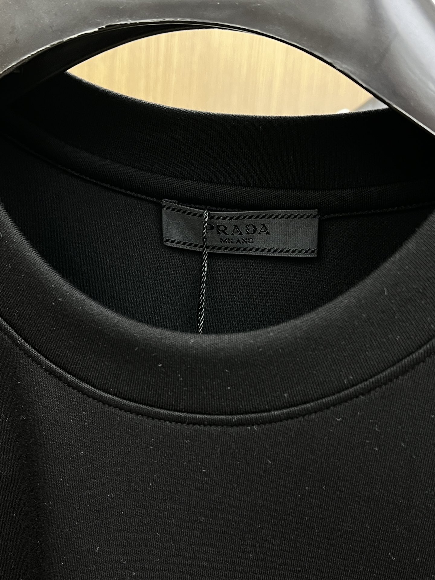 🔥 PD 2025秋冬 圆领刺绣短袖T恤打底衫 元素性的Logo徽章凸显休闲时尚魅力,依然独领时尚风骚.