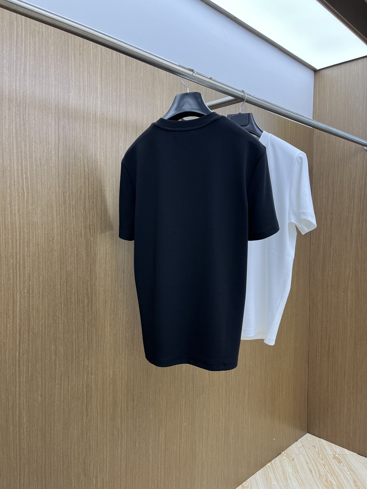 🔥 PD 2025秋冬 圆领刺绣短袖T恤打底衫 元素性的Logo徽章凸显休闲时尚魅力,依然独领时尚风骚.