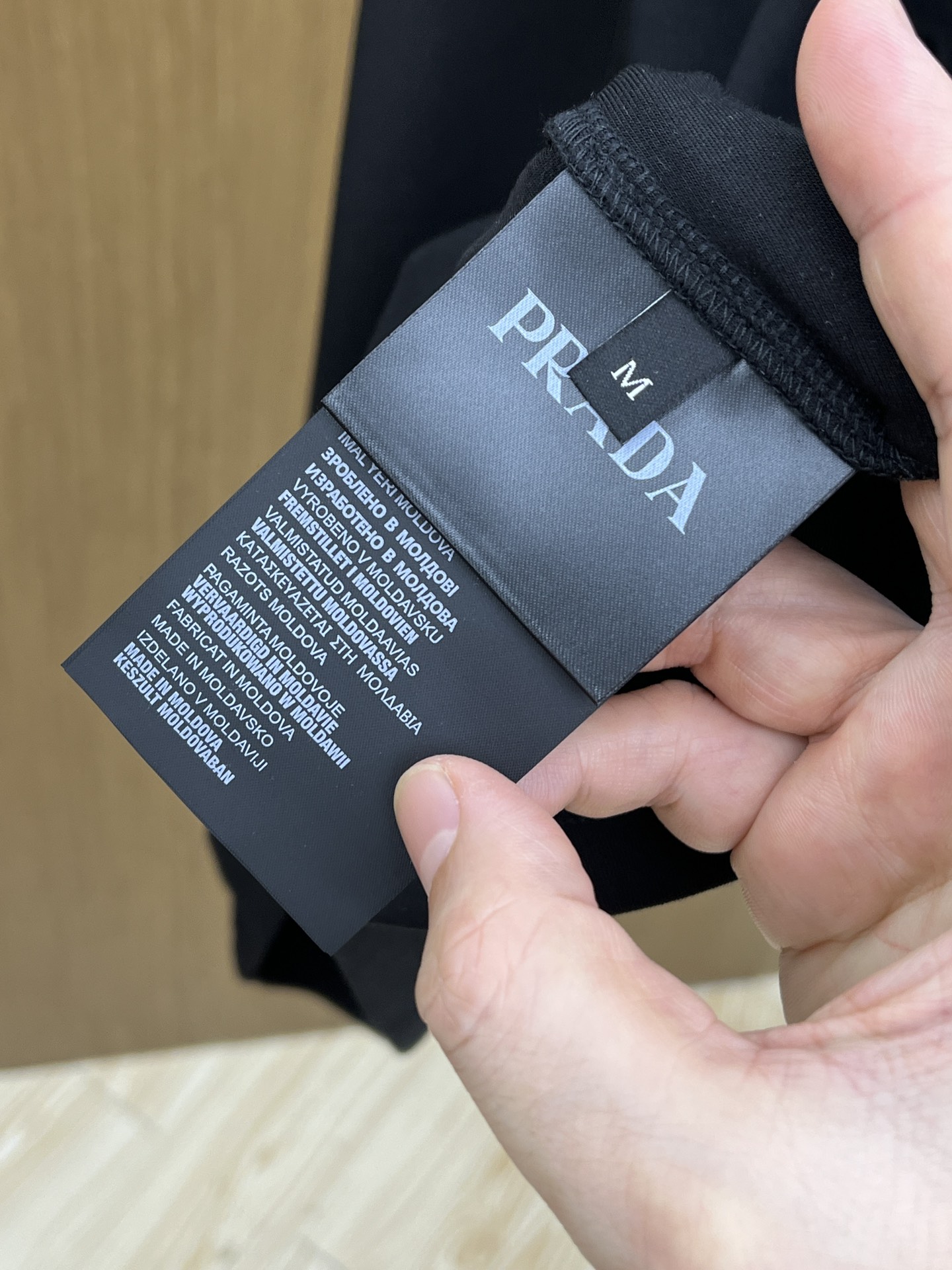 🔥 PD 2025秋冬 圆领刺绣短袖T恤打底衫 元素性的Logo徽章凸显休闲时尚魅力,依然独领时尚风骚.