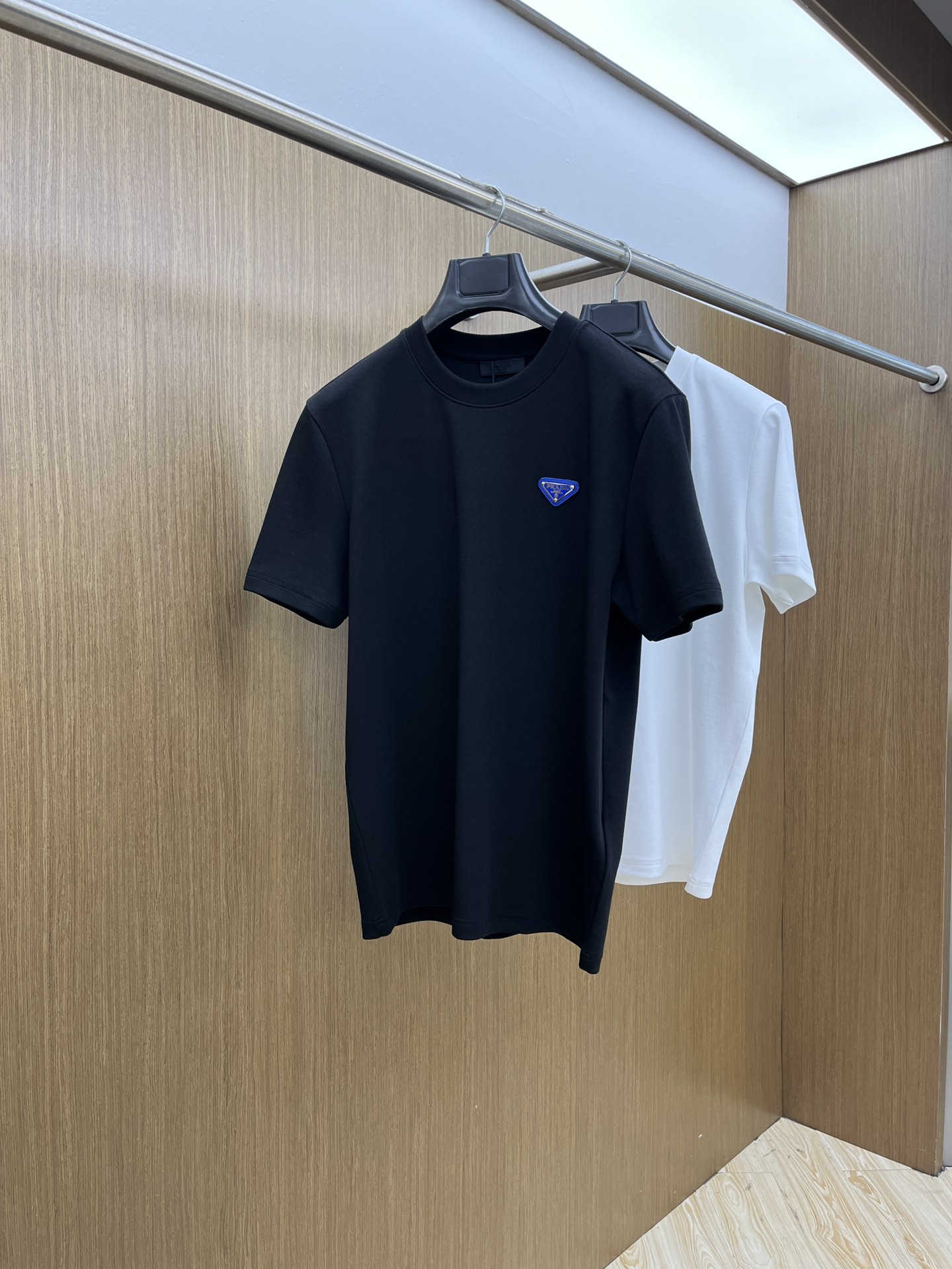 NO:520105,PD 2025 Autumn and Winter Round neck embroidered short-sleeved T-shirt base shirt Elemental Logo badge highlights the casual and fashionable charm, and is still unique in style. The inner layer is fitted with a companion... Customer-supplied high-strength elastic knitted liquid ammonia air-layer fabric, flat and symmetrical knitted light and refreshing, soft and comfortable, and excellent breathability. Simple and unique charm. The bld straight-cut style is more suitable for matching with various trendy and fashionable styles. It uses instrument embroidery, delicate and full texture, bringing a new experience for fashion sports and leisure. Color black white Size M-3XL,,T-shirt,tees,t-shirt,alexander wang19860909PD 2025秋冬 圆领刺绣短袖T恤打底衫 元素性的Logo徽章凸显休闲时尚魅力,依然独领时尚风骚.内搭好伴侣… 客供高支弹力针织液氨空气层面料,平整匀称的针织轻薄清爽,柔软舒适,透气性极佳.简洁而富有独特魅力.bld直裁版型更为适合搭配各种潮流时尚造型. 采用器械刺绣,细腻饱满的质感突显,为时尚运动休闲带来全新体验. 颜色黑色 白色 尺码 M-3XL,,T-shirt,tees，t-shirt,alexander wang,Men's clothing