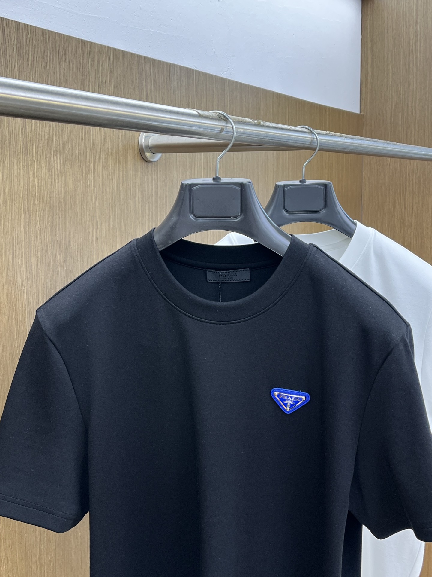 🔥 PD 2025秋冬 圆领刺绣短袖T恤打底衫 元素性的Logo徽章凸显休闲时尚魅力,依然独领时尚风骚.