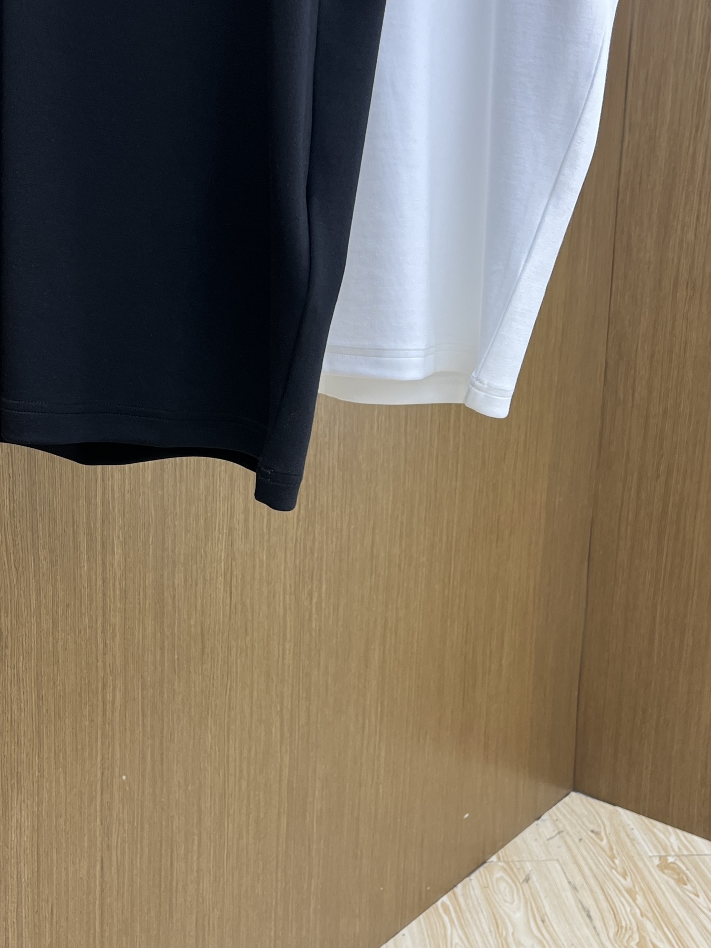 🔥 PD 2025秋冬 圆领刺绣短袖T恤打底衫 元素性的Logo徽章凸显休闲时尚魅力,依然独领时尚风骚.