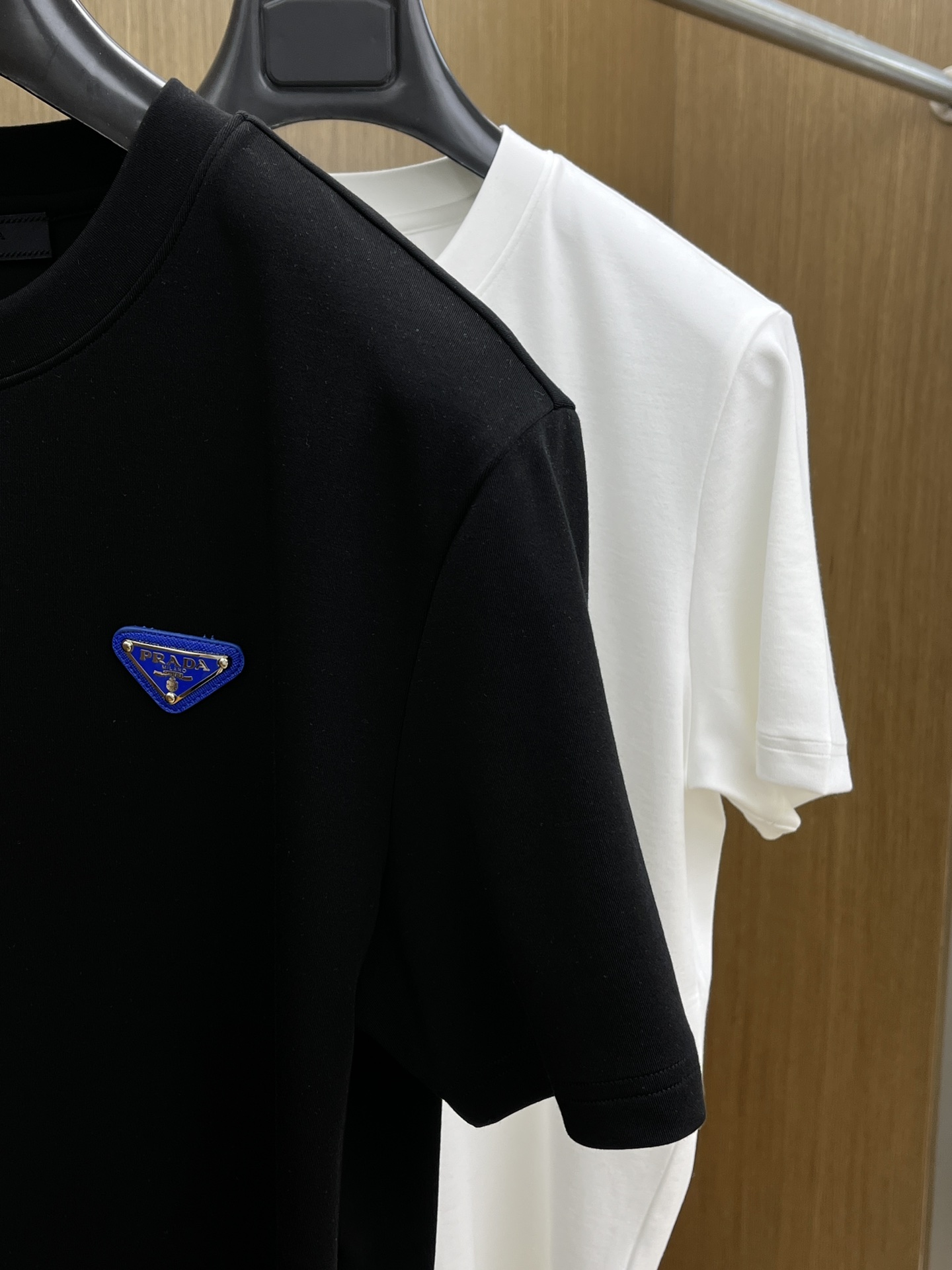 🔥 PD 2025秋冬 圆领刺绣短袖T恤打底衫 元素性的Logo徽章凸显休闲时尚魅力,依然独领时尚风骚.