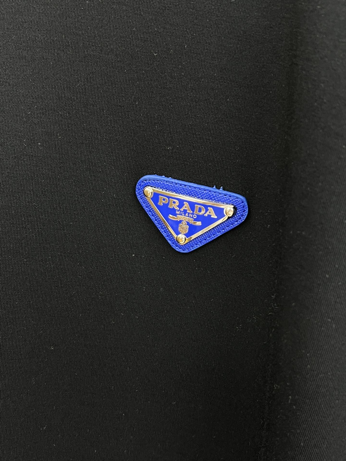 🔥 PD 2025秋冬 圆领刺绣短袖T恤打底衫 元素性的Logo徽章凸显休闲时尚魅力,依然独领时尚风骚.