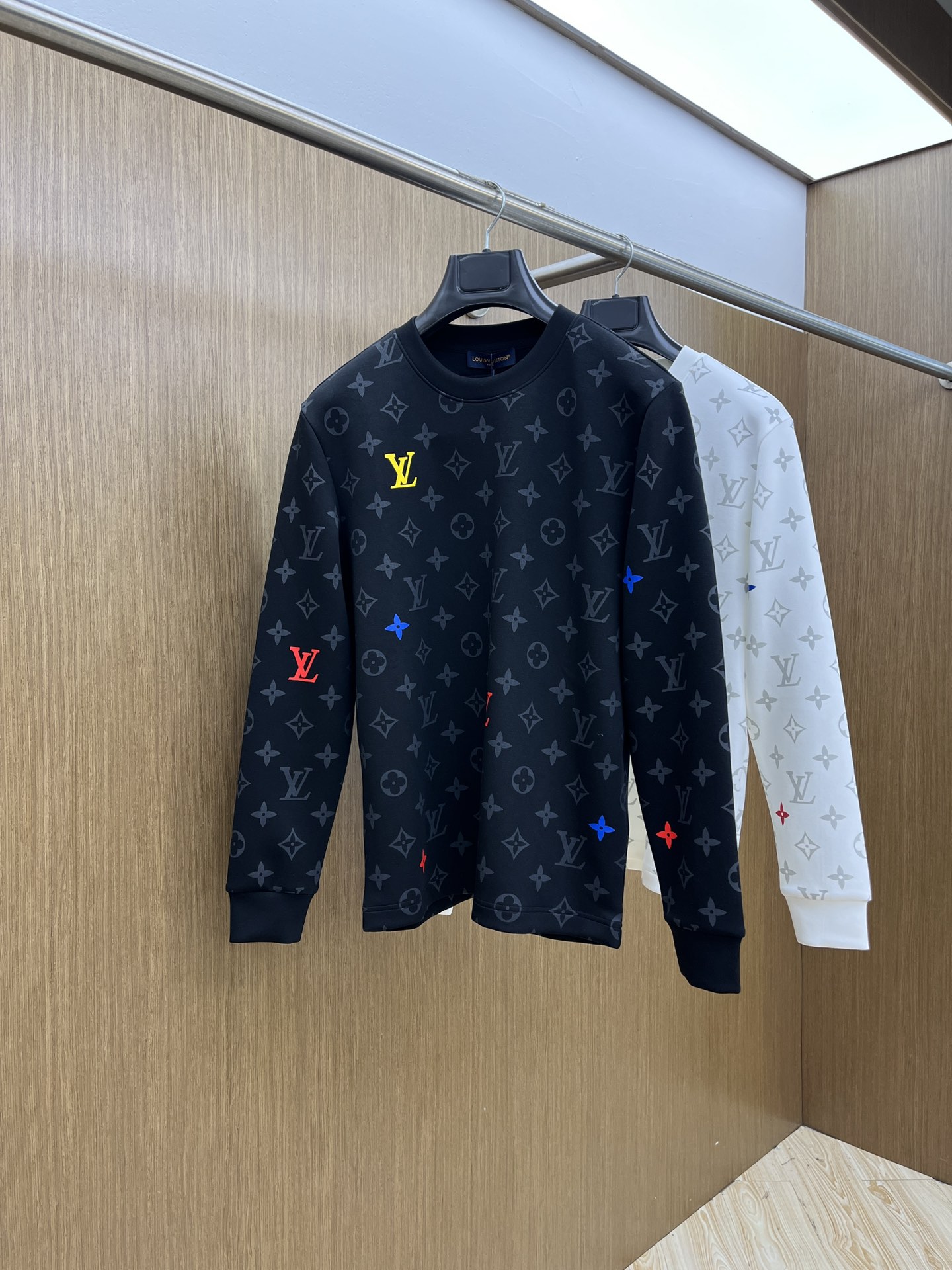 NO:520107,Autumn and Winter LV Autumn and Winter Counter New Fashionable Casual Base Shirt Long Sleeve T-shirt, Selected Imported High-density Double-sided Cotton Fabric, Created with Exquisite Original Logo, Excellent Comfort and Breathability, Soft and Wrinkle-resistant and Elasticity, Excellent Dropping, Whether it is single or inner wear, it is very handsome, which fits men's practical dressing habits, pursues luxury, noble and elegant style, and creates extraordinary men's taste. The visual effect is very good, the grade is extremely high, bld is simple and fashionable, and it is a must-have choice for casual business!  Code number M-3XL, louis vuitton,tees,t-shirt,alexander wang19860909秋冬 LV 秋冬专柜新款 时尚休闲打底衫长袖T恤,精选进口高密度双面拉架棉面料,精致原版logo打造,舒适性与透气性兼优,柔软抗皱弹性和垂性极佳,无论是单穿或是内搭都是帅气十足,吻合了男性实用穿衣习惯,追求奢华高贵优雅风范,打造不凡男士品味,视觉效果非常赞,档次极高,bld简约时尚,休闲商务必备之选！ 码数M-3XL,,louis vuitton,tees，t-shirt,alexander wang,Men's clothing