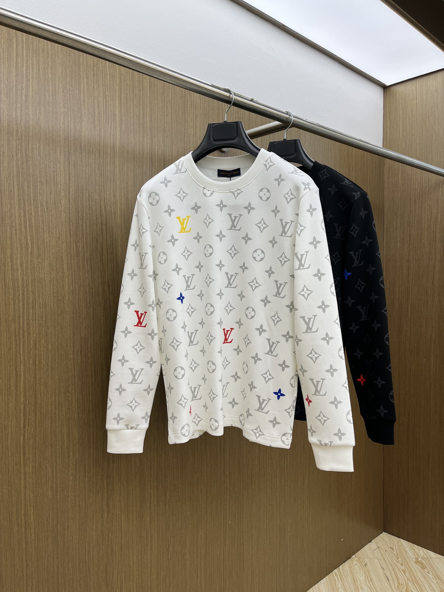 NO:520110,Autumn and Winter Lv autumn and winter counter new styles, fashionable and casual base shirt, long-sleeved T-shirt, selected imported high-density double-sided cotton fabric, exquisite original logo, excellent comfort and breathability, excellent soft, wrinkle-resistant elasticity and drooping. Whether worn alone or in the inner wear, they are very handsome, which conforms to the practical dressing habits of men, pursues luxury, noble and elegant style, and creates extraordinary men's taste. The visual effect is very good, the grade is extremely high, bld is simple and fashionable, and a must-have choice for casual business!  Code number M-3XL, louis vuitton,tees,t-shirt,alexander wang19860909秋冬 Lv秋冬专柜新款 时尚休闲打底衫长袖T恤,精选进口高密度双面拉架棉面料,精致原版logo打造,舒适性与透气性兼优,柔软抗皱弹性和垂性极佳,无论是单穿或是内搭都是帅气十足,吻合了男性实用穿衣习惯,追求奢华高贵优雅风范,打造不凡男士品味,视觉效果非常赞,档次极高,bld简约时尚,休闲商务必备之选！ 码数M-3XL,,louis vuitton,tees，t-shirt,alexander wang,Men's clothing