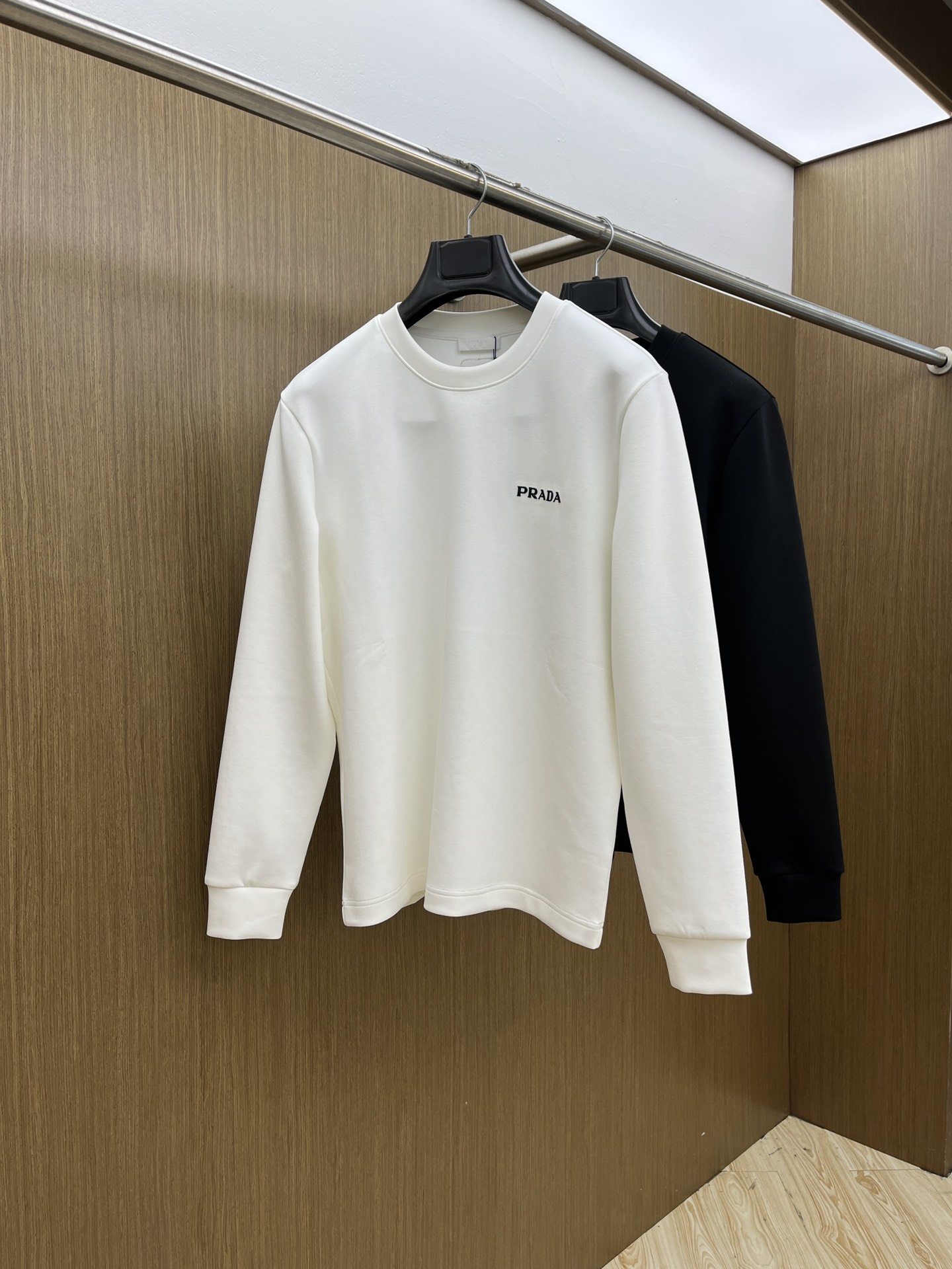 NO:520104,PD Autumn and Winter Counter New Fashion and Casual Basement Long Sleeve T-shirt, Selected Imported High-density Double-sided Cotton Fabric, Created with Exquisite Original Logo, Excellent Comfort and Breathability, Soft and Wrinkle-resistant and Elasticity, Excellent Dropping, Whether it is single or inner wear, it is very handsome, conforming to the practical dressing habits of men, pursuing luxury, noble and elegant style, creating extraordinary men's taste, very good visual effect, extremely high grade, bld simple and fashionable, a must-have choice for casual business!  Code number M-3XL, tees, t-shirt, alexander wang19860909秋冬 PD 秋冬专柜新款 时尚休闲打底衫长袖T恤,精选进口高密度双面拉架棉面料,精致原版logo打造,舒适性与透气性兼优,柔软抗皱弹性和垂性极佳,无论是单穿或是内搭都是帅气十足,吻合了男性实用穿衣习惯,追求奢华高贵优雅风范,打造不凡男士品味,视觉效果非常赞,档次极高,bld简约时尚,休闲商务必备之选！ 码数M-3XL,,tees，t-shirt,alexander wang,Men's clothing