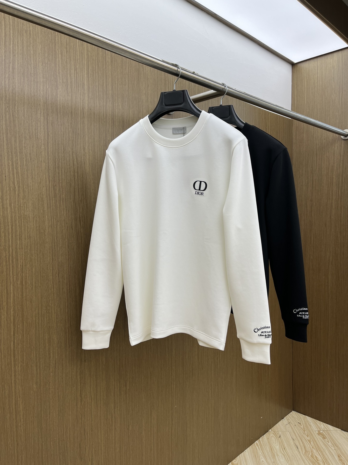 NO:520108,Autumn and Winter CD Autumn and Winter Counter New Fashionable Casual Base Shirt Long Sleeve T-shirt, Selected Imported High-density Double-sided Cotton Fabric, Created with Exquisite Original Logo, Excellent Comfort and Breathability, Soft and Wrinkle Resistance, Excellent Slim and Wrinkle Resilience and Dropiness, Whether it is single or inner wear, it is very handsome, which fits men's practical dressing habits, pursues luxury, noble and elegant style, and creates extraordinary men's taste. The visual effect is very good, the grade is extremely high, bld is simple and fashionable, and a must-have choice for casual business!  Code number M-3XL, tees, t-shirt, alexander wang19860909秋冬 CD 秋冬专柜新款 时尚休闲打底衫长袖T恤,精选进口高密度双面拉架棉面料,精致原版logo打造,舒适性与透气性兼优,柔软抗皱弹性和垂性极佳,无论是单穿或是内搭都是帅气十足,吻合了男性实用穿衣习惯,追求奢华高贵优雅风范,打造不凡男士品味,视觉效果非常赞,档次极高,bld简约时尚,休闲商务必备之选！ 码数M-3XL,,tees，t-shirt,alexander wang,Men's clothing