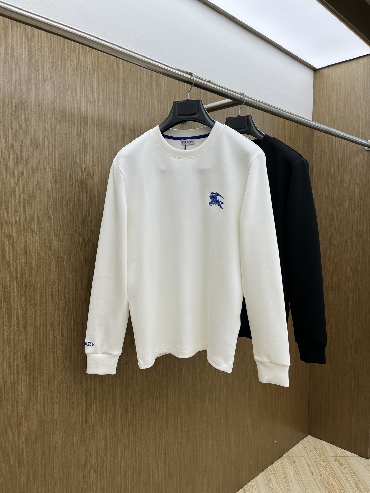 NO:520111,Autumn and Winter BBR Autumn and Winter Counter New Fashionable Casual Base Shirt Long Sleeve T-shirt, Selected Imported High-density Double-sided Cotton Fabric, Created with Exquisite Original Logo, Excellent Comfort and Breathability, Soft and Wrinkle-resistant and Elasticity, Excellent Dropping, Whether it is single or inner wear, it is very handsome, conforming to the practical dressing habits of men, pursuing luxury, noble and elegant style, creating extraordinary men's taste, with great visual effect, extremely high grade, bld simple and fashionable, a must-have choice for casual business!  Code number M-3XL, tees, t-shirt, alexander wang19860909秋冬 BBR 秋冬专柜新款 时尚休闲打底衫长袖T恤,精选进口高密度双面拉架棉面料,精致原版logo打造,舒适性与透气性兼优,柔软抗皱弹性和垂性极佳,无论是单穿或是内搭都是帅气十足,吻合了男性实用穿衣习惯,追求奢华高贵优雅风范,打造不凡男士品味,视觉效果非常赞,档次极高,bld简约时尚,休闲商务必备之选！ 码数M-3XL,,tees，t-shirt,alexander wang,Men's clothing