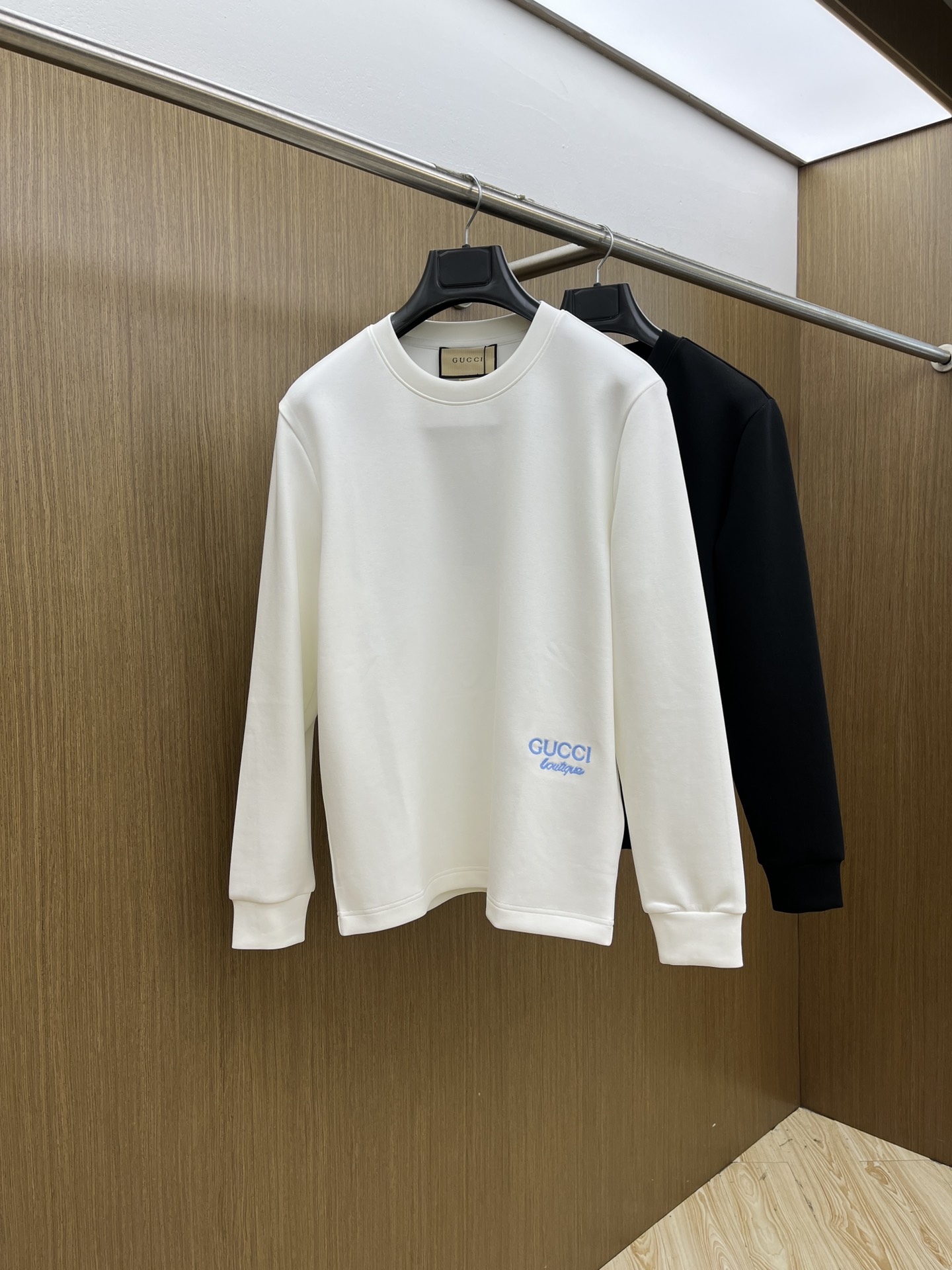 NO:520115,Autumn and Winter GUC Autumn and Winter Counter New Fashionable Casual Base Shirt Long Sleeve T-shirt, Selected Imported High-density Double-sided Cotton Fabric, Created with Exquisite Original Logo, Excellent Comfort and Breathability, Soft and Wrinkle Resistance, Excellent Slim and Wrinkle Resilience and Dropiness, Whether it is single or inner wear, it is very handsome, which fits men's practical dressing habits, pursues luxury, noble and elegant style, and creates extraordinary men's taste. The visual effect is very good, the grade is extremely high, bld is simple and fashionable, and a must-have choice for casual business!  Code number M-3XL, gucci,tees, t-shirt,alexander wang19860909秋冬 GUC 秋冬专柜新款 时尚休闲打底衫长袖T恤,精选进口高密度双面拉架棉面料,精致原版logo打造,舒适性与透气性兼优,柔软抗皱弹性和垂性极佳,无论是单穿或是内搭都是帅气十足,吻合了男性实用穿衣习惯,追求奢华高贵优雅风范,打造不凡男士品味,视觉效果非常赞,档次极高,bld简约时尚,休闲商务必备之选！ 码数M-3XL,,gucci,tees，t-shirt,alexander wang,Men's clothing