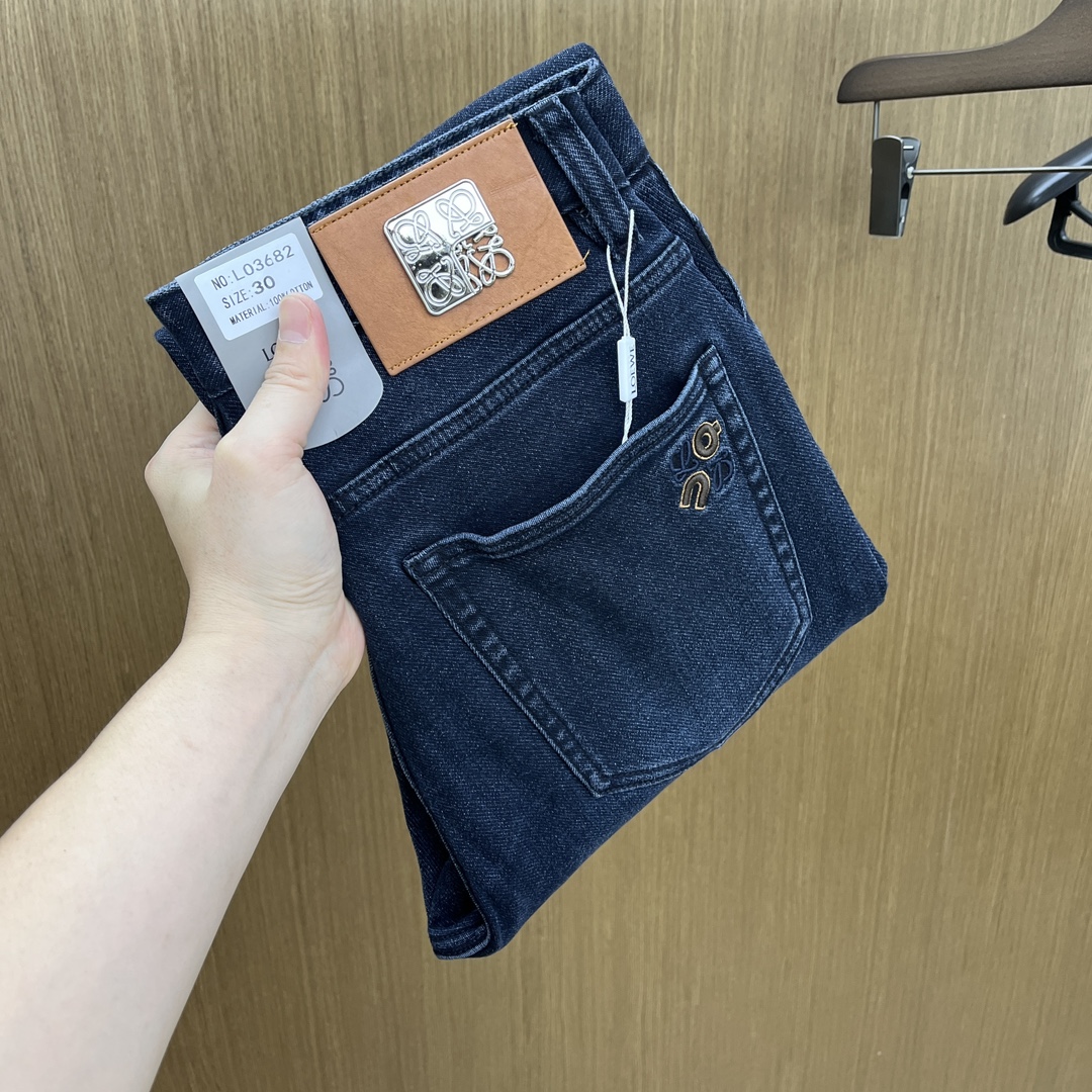 NO:520125,Autumn and Winter Loe high-end customization, 25SS autumn and winter latest jeans are available at the counter simultaneously, imported color fixing fabrics, original custom reproduction, customer-supplied hardware and auxiliary materials, original quality, heavy industry washing, fine workmanship and excellent upper body!  Preferred single product produced by fax, number 29-38 without 35.37, loewe, jeans, alexander wang19860909秋冬 Loe 高端定制、25SS秋冬最新款牛仔裤 柜台同步发售 进口固色面料 原版定制复刻 客供五金辅料 原单品质 重工洗水 做工走线精细 上身绝佳！优选单品 fax出品 码数29-38无35.37,,loewe,jeans,alexander wang,Men's clothing