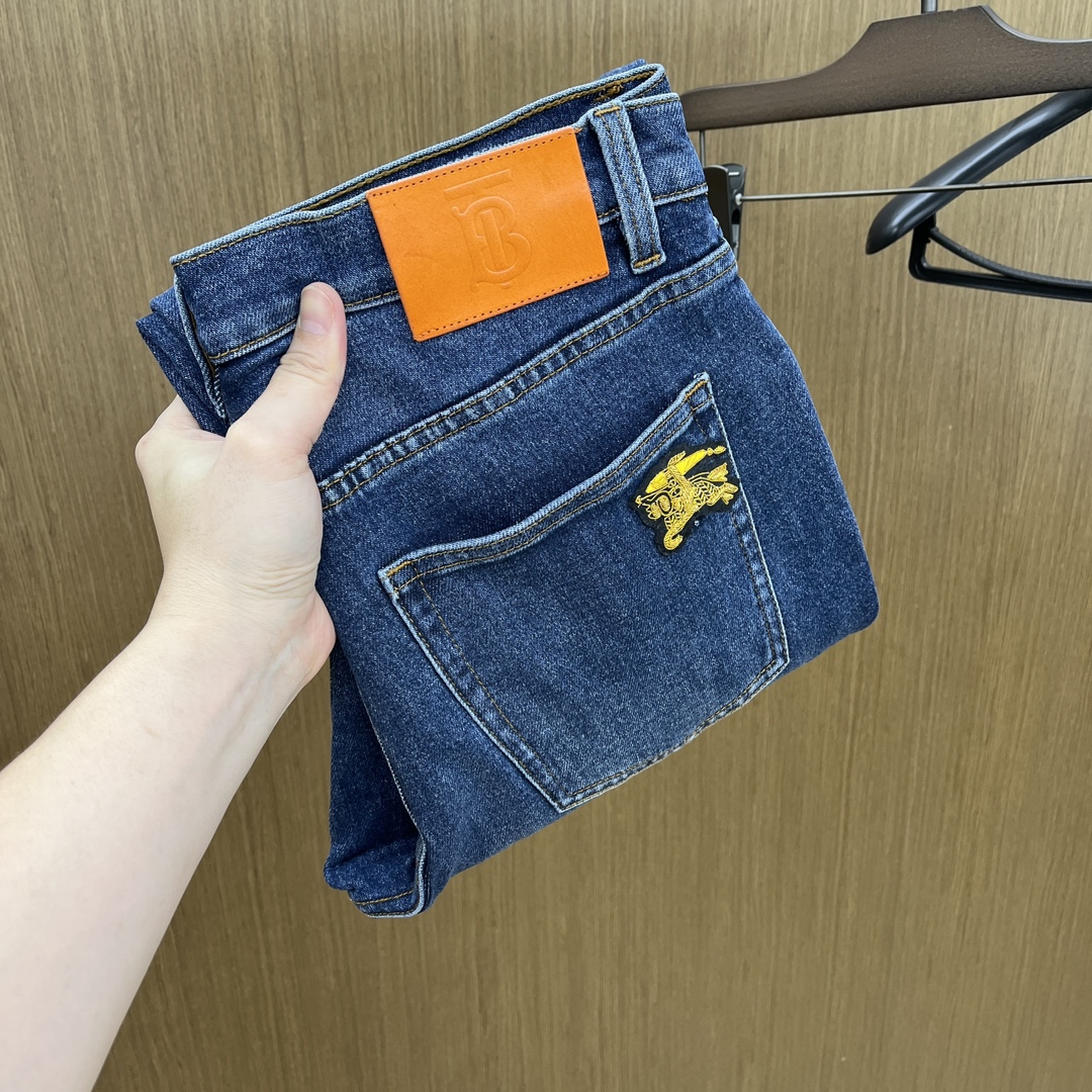 NO:520127,Autumn and winter BBR High-end custom quality 25SS Autumn and winter latest original single jeans available at the counter simultaneous sale Original customized reproduction Customer-supplied hardware accessories Original single quality Imported denim fabric heavy-duty washing Fine workmanship routing Excellent upper body, preferred single item A60 SIZE:30-38 No 35 37,,jeans,alexander wang19860909秋冬 BBR 高端定制品质 25SS秋冬最新款原单牛仔裤 柜台同步发售 原版定制复刻 客供五金辅料 原单品质 进口牛仔面料重工洗水 做工走线精细 上身绝佳,优选单品A60 SIZE:30-38无35 37,,jeans,alexander wang,Men's clothing