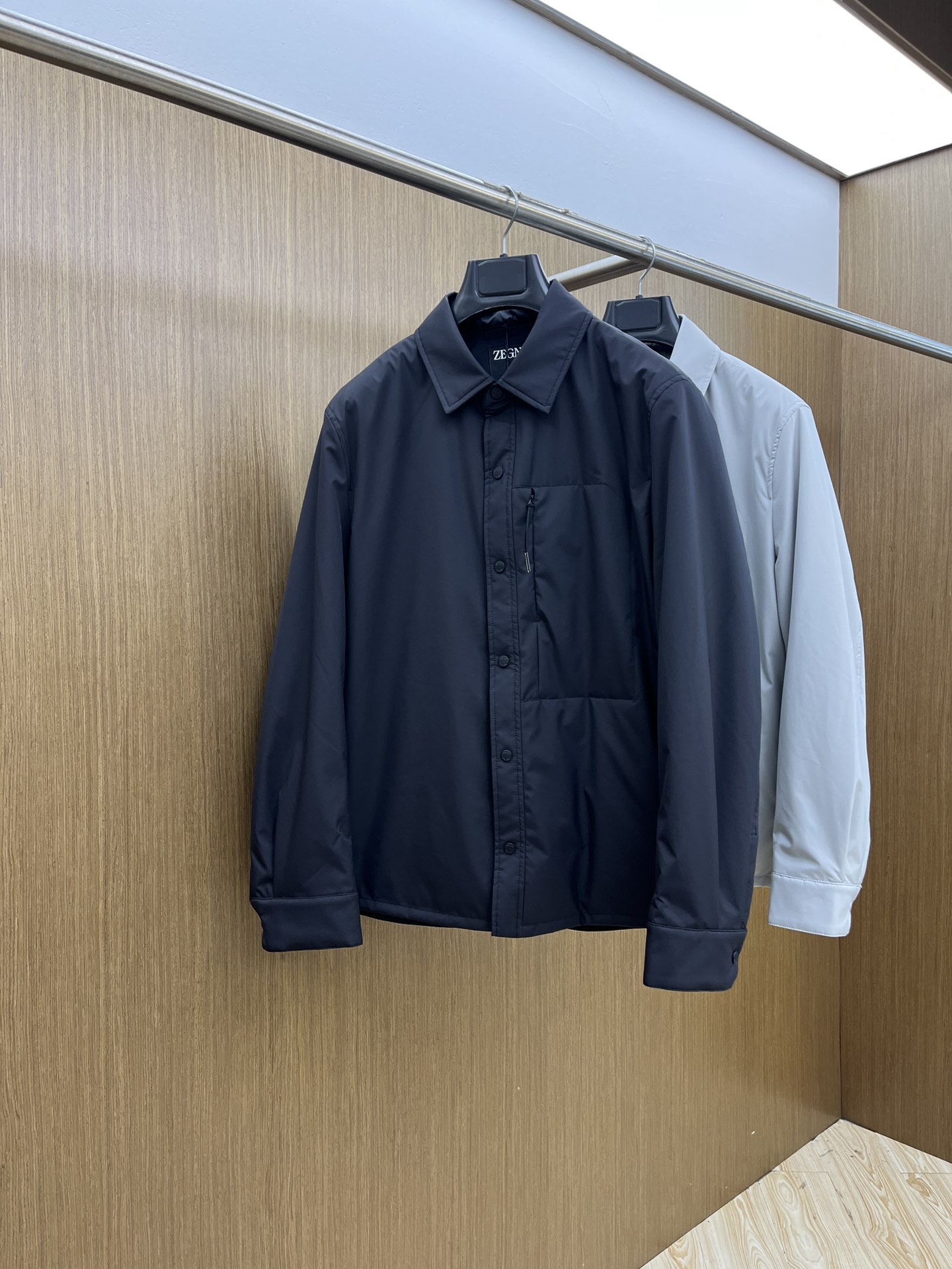 NO:520135,Autumn and Winter Zz FW men's classic fashion thin cotton jacket Business High-tech fabric feels delicate and soft, customer-supplied top-grade polyamide nylon fiber fabric, extremely delicate and oily texture. It has high elastic recovery effect, wrinkle, windproof, sun protection, waterproof, breathable, comfortable and no stuffy feeling. The cutting process will also reflect it to the fullest, fjj snap closure is full of sunshine and vitality! Classic brand simple style, fashionable and versatile color black, gray Size 48/50/52/54/56 (M-3XL) 48 shoulder width 44 bust 110 Clothes length 68 sleeve length 63, Jackets & coats, alexander wang19860909秋冬 Zz FW秋冬男士经典时尚薄棉外套 商务 高科技面料手感细腻柔软,客供顶级聚酰胺锦纶纤维面料,极为细腻的油润质感.具有高弹性回复效果,抗皱防风防晒防水,透气舒适无闷热感.裁剪工艺也将体现的淋漓尽致,fjj按扣门襟充满阳光活力! 经典品牌简约风格,时尚百搭 颜色黑,灰 尺码 48/50/52/54/56（M-3XL） 48肩宽44胸围110 衣长68袖长63,,jackets & coats,alexander wang,Men's clothing