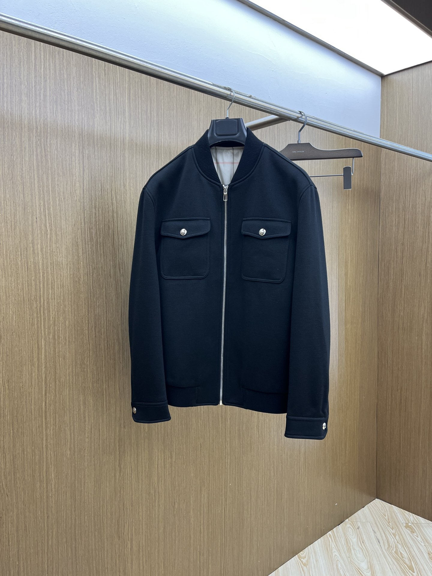 NO:520138,Autumn and Winter LP Autumn and Winter New Baseball Suit Jacket!  Exclusive custom fabric, simple and elegant, clean and neat tailored, soft and dry, and the upper body effect is crisp and stylish. The three-dimensional cutting process, the style is all high-standard, and the appropriate and appropriate silhouette version!  It is not tight yet. With so many top-level raw materials, we create high-end products with unparalleled value, and the upper body effect is super good!  Size M-3XL, loro piana, jackets & coats, jackets & coats, alexander wang19860909秋冬 LP 秋冬新品棒球服外套夹克！独家定制面料,简单大方 干净利落剪裁 ,手感软糯干爽,上身效果挺括有型.立体裁剪工艺,版型上都是高标准,fsh恰当好处的廓型版！又恰恰不紧绷,如此众多的顶级原料,打造出价值感无与伦比的高端产品,上身效果超级好看！ 尺码M-3XL,,loro piana,jackets & coats,jackets & coats,alexander wang,Men's clothing