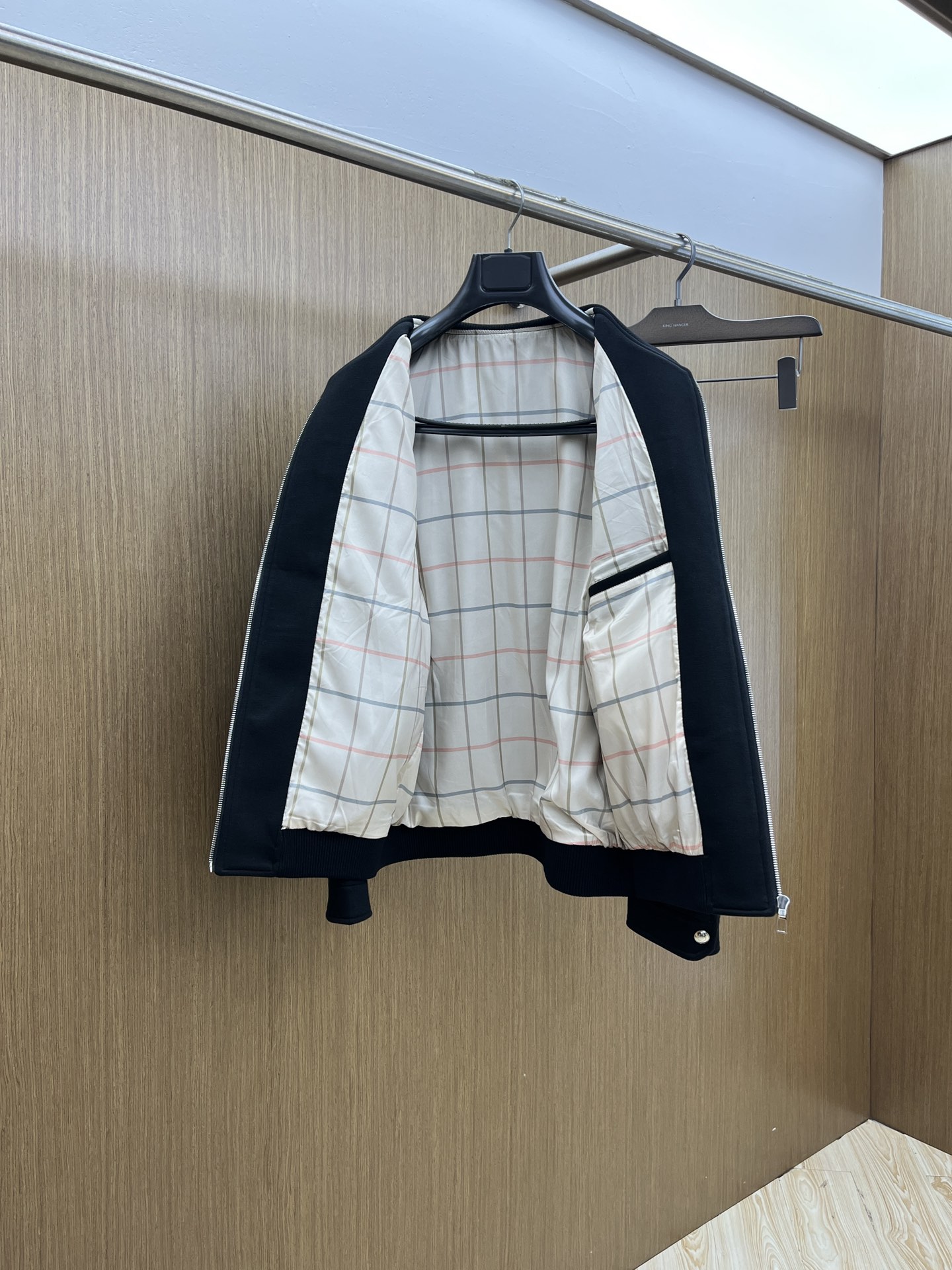 秋冬 lP🆕 🔥秋冬新品棒球服外套夹克！独家定制面料，简单大方  干净利落剪裁 ，手感软糯干爽，上身效果