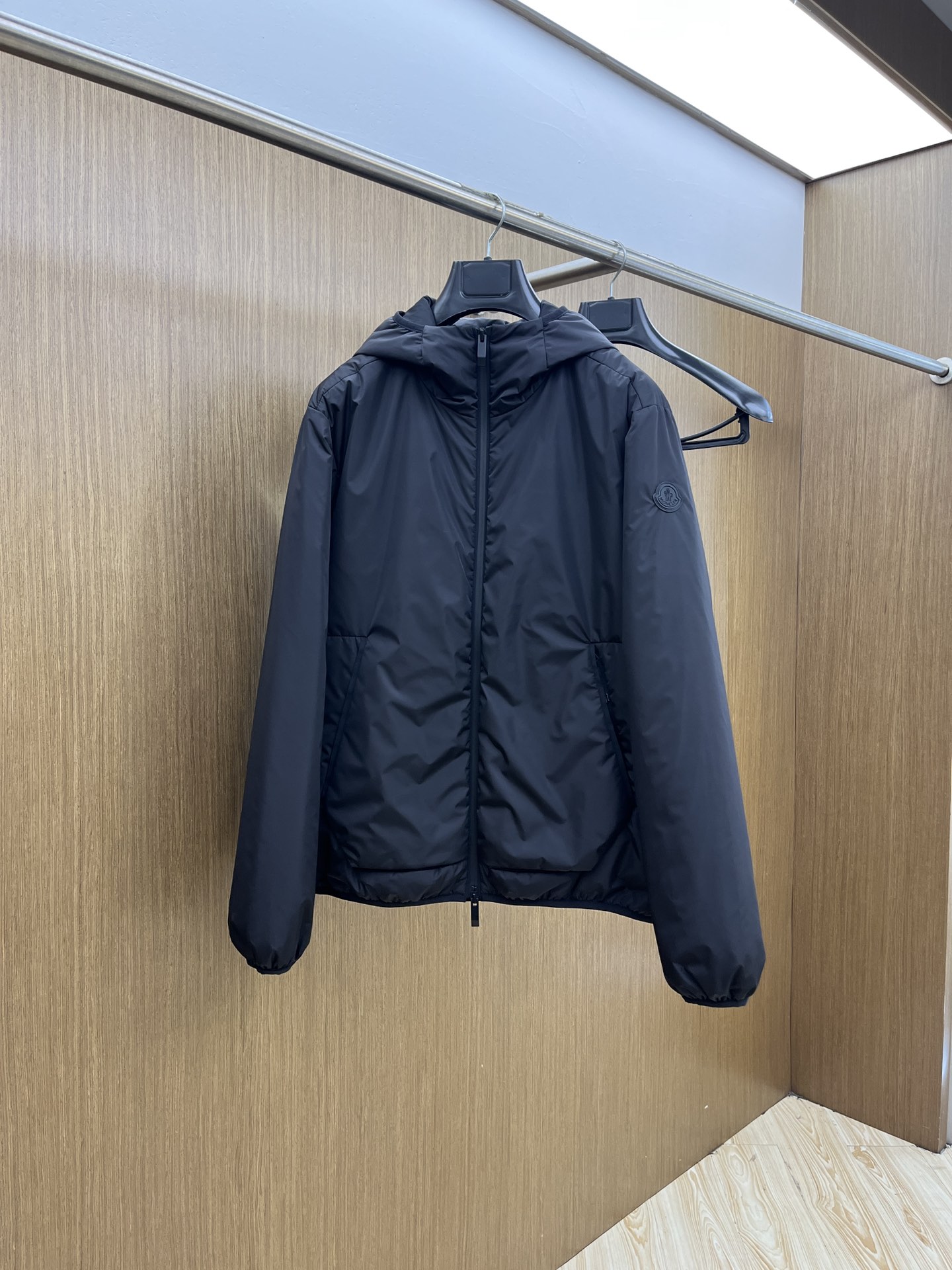 NO:520141,Autumn and Winter Mon 1955ss early autumn new model released hooded cotton cotton jackets, a hot autumn style, thin cotton design, it is comfortable and comfortable to wear, lazy and casual, fsh combined with clean and simple colors is particularly pleasing to look, suitable for daily wear ~ launch sports items embellished with vibrant prints!  Size M-3XL complete three standards, hats, alexander wang19860909秋冬 Mon 1955ss早秋新款发布连帽夹棉棉服,秋季爆款,夹薄棉设计,穿上就是舒适自在又显瘦的存在,慵懒而随性,fsh结合干净简单的色系就特别耐看,适合日常穿着~倾情推出缀饰活力印花的运动单品！ 尺码M-3XL 三标齐全,,hats,alexander wang,Men's clothing