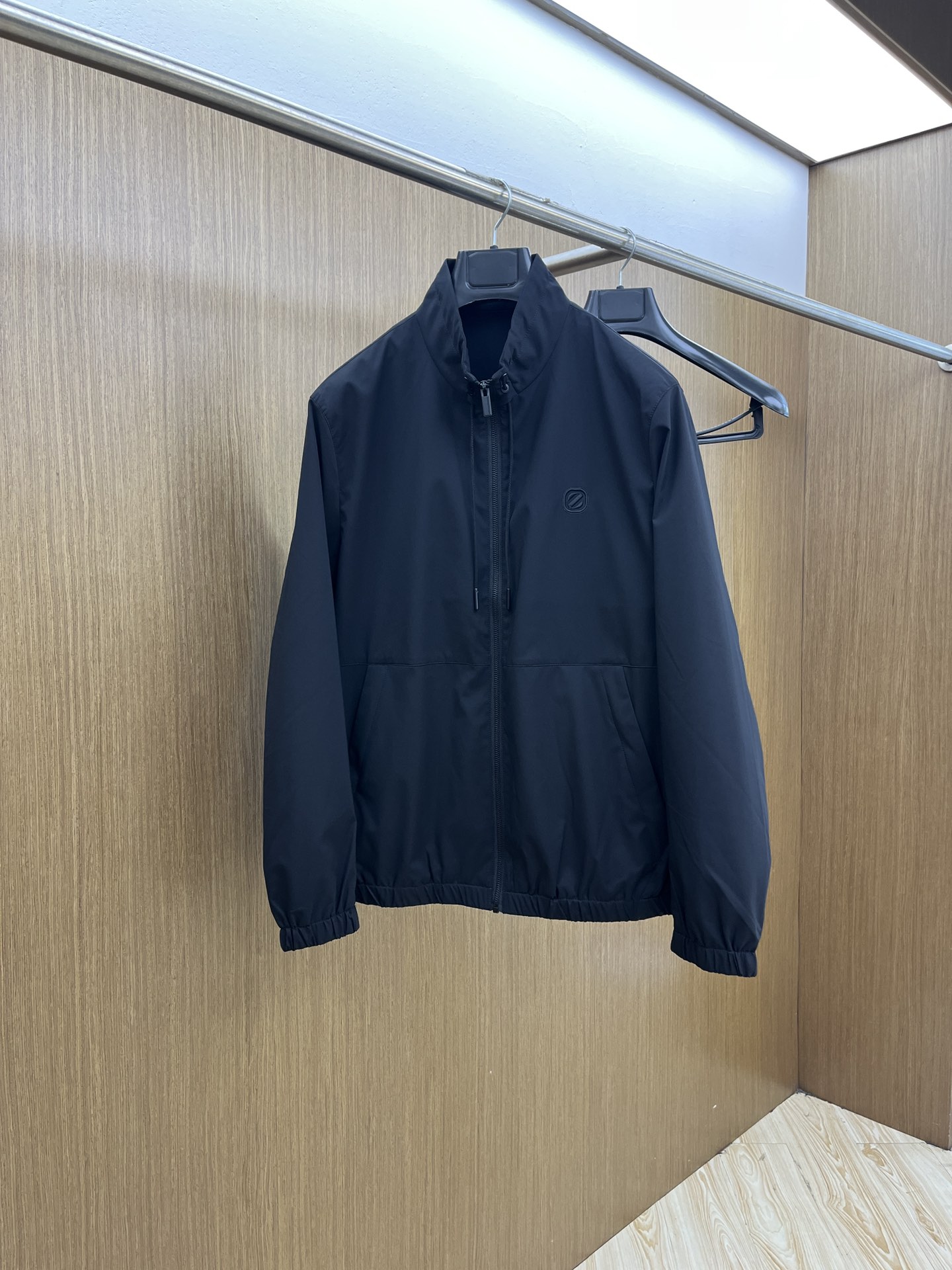 NO:520144,Autumn and Winter Zz 1955ss autumn new thin jacket stand collar, custom high-quality polyester fabric!  Top-level fashion brand elements logo embroidery design, complete with three specifications!  The original hardware and accessories have smooth lines and exquisite craftsmanship. The fsh upper body style is excellent, the fabric is comfortable, the wind is warm, and the random combination is very fashionable, handsome, casual and fashionable must-have for men!  Size M-3XL, Jackets & coats,alexander wang19860909秋冬 Zz 1955ss秋季新款薄夹克立领,定制高品质聚酯纤维面料！顶级时尚大牌元素logo刺绣设计,三标齐全！原版五金辅料,线条流畅,工艺精致,fsh上身版型超赞,面料舒适,挡风保暖,随意搭配都非常时尚帅气休闲时尚男仕必备款哦！ 尺码M-3XL,,jackets & coats,alexander wang,Men's clothing