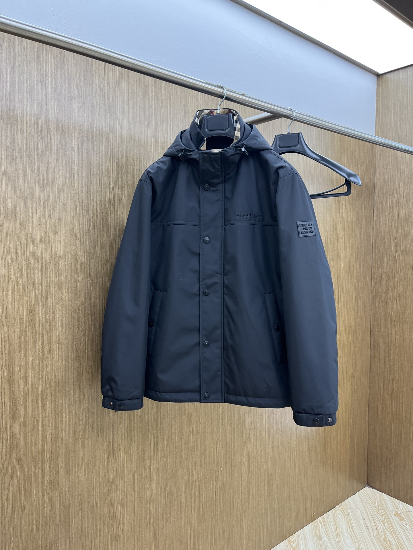 NO:520147,Autumn and Winter BBR 1955ss Autumn and Winter latest Burberry hooded casual cotton coat jacket letter logo embroidered cotton coat jacket, metal logo high-end quality, breathable and comfortable to make into fabric, logo adopts current popular embroidery design, fsh upper body is handsome and stylish, not restrained at all, and the upper body is super comfortable!  The whole piece is super cool and upscale!  The upper body is not thick, showing the fashionable and personalized atmosphere!  Number of codes: M-XXXL, burberry, jackets & coats, hats, alexander wang19860909秋冬 BBR 1955ss秋冬最新款巴宝莉连帽休闲棉衣外套 字母logo刺绣款棉衣外套,金属logo高端品质、透气舒适合成面料,Logo采用时下流行刺绣设计,fsh上身帅气有型,一点不拘束、上身超级舒适！整件超级酷炫上档次！上身不厚重,尽显时尚个性气息！ 码数:M-XXXL,,burberry,jackets & coats,hats,alexander wang,Men's clothing