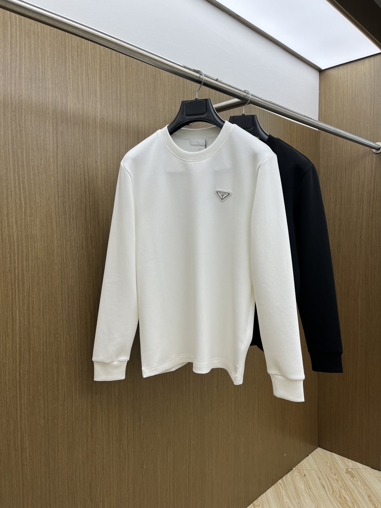 NO:522588,PD Autumn and Winter Counter New Fashion and Casual Basement Long Sleeve T-shirt, Selected Imported High-density Double-sided Cotton Fabric, Created with Exquisite Original Logo, Excellent Comfort and Breathability, Soft and Wrinkle-resistant and Elasticity, Excellent Dropping, Whether it is single or inner wear, it is very handsome, conforming to the practical dressing habits of men, pursuing luxury, noble and elegant style, creating extraordinary men's taste, the visual effect is very good, the grade is extremely high, bld is simple and fashionable, and a must-have choice for casual business!  Code number M-3XL, tees, t-shirt, alexander wang19860909秋冬 PD 秋冬专柜新款 时尚休闲打底衫长袖T恤,精选进口高密度双面拉架棉面料,精致原版logo打造,舒适性与透气性兼优,柔软抗皱弹性和垂性极佳,无论是单穿或是内搭都是帅气十足,吻合了男性实用穿衣习惯,追求奢华高贵优雅风范,打造不凡男士品味,视觉效果非常赞,档次极高,bld简约时尚,休闲商务必备之选！ 码数M-3XL,,tees，t-shirt,alexander wang,Men's clothing