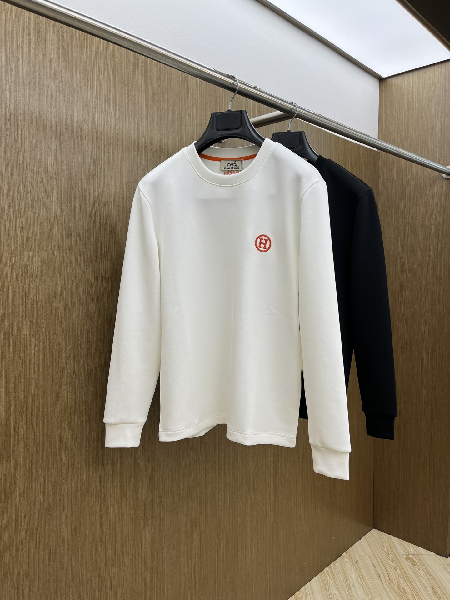 NO:522589,Autumn and Winter Her Autumn and Winter Counter New Fashionable Casual Base Shirt Long Sleeve T-shirt, Selected Imported High-density Double-sided Cotton Fabric, Created with Exquisite Original Logo, Excellent Comfort and Breathability, Soft and Wrinkle Resistance, Excellent Slim and Wrinkle Resilience and Dropiness, Whether it is single or inner wear, it is very handsome, which fits men's practical dressing habits, pursues luxury, noble and elegant style, and creates extraordinary men's taste. The visual effect is very good, the grade is extremely high, bld is simple and fashionable, and a must-have choice for casual business!  Code number M-3XL, tees, t-shirt, alexander wang19860909秋冬 Her 秋冬专柜新款 时尚休闲打底衫长袖T恤,精选进口高密度双面拉架棉面料,精致原版logo打造,舒适性与透气性兼优,柔软抗皱弹性和垂性极佳,无论是单穿或是内搭都是帅气十足,吻合了男性实用穿衣习惯,追求奢华高贵优雅风范,打造不凡男士品味,视觉效果非常赞,档次极高,bld简约时尚,休闲商务必备之选！ 码数M-3XL,,tees，t-shirt,alexander wang,Men's clothing