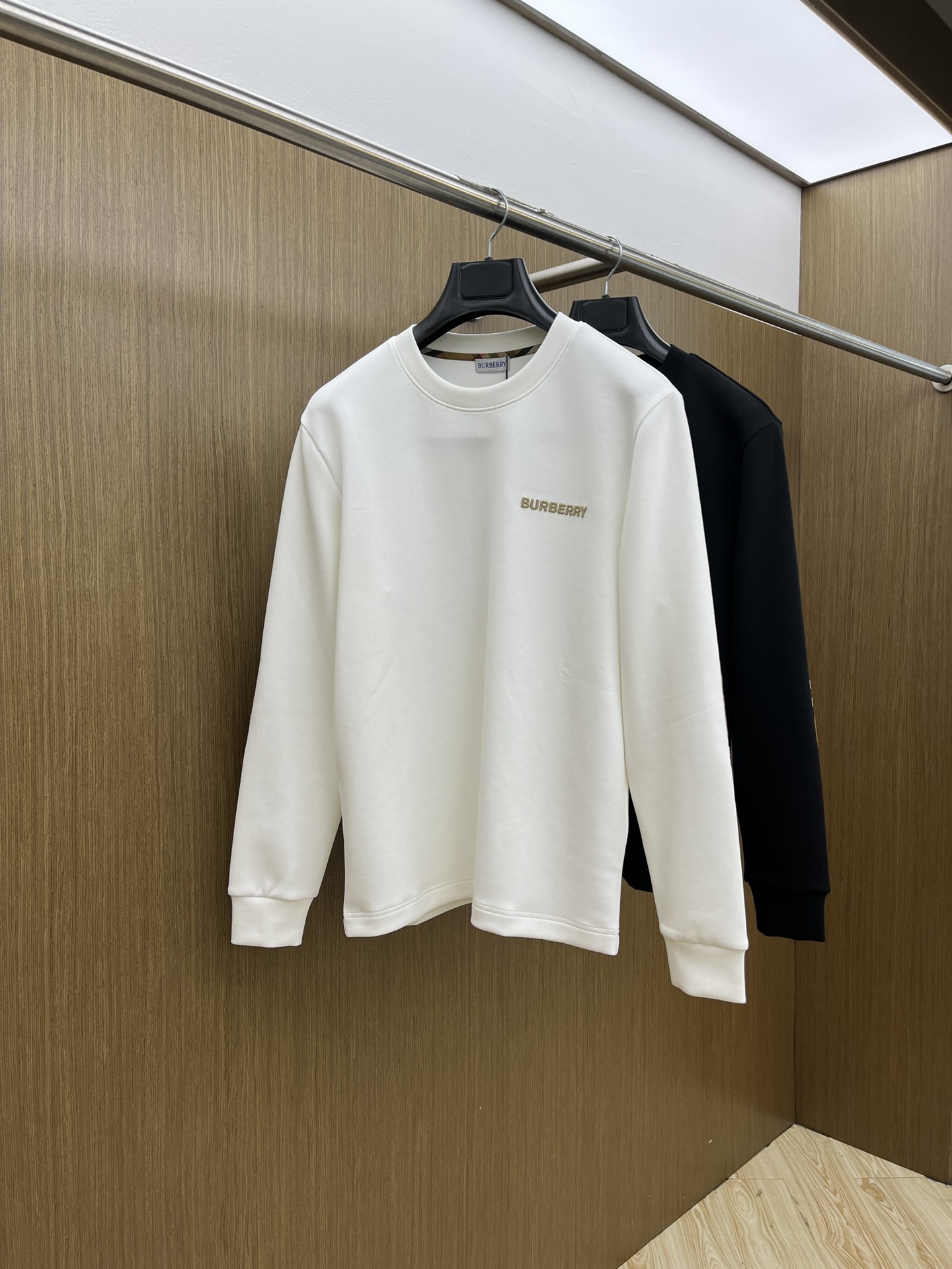 NO:522590,Autumn and Winter BBR Autumn and Winter Counter New Fashionable Casual Base Shirt Long Sleeve T-shirt, Selected Imported High-density Double-sided Cotton Fabric, Created with Exquisite Original Logo, Excellent Comfort and Breathability, Soft and Wrinkle Resistance, Excellent Slim and Wrinkle Resilience and Dropiness, Whether it is single or inner wear, it is very handsome, which fits men's practical dressing habits, pursues luxury, noble and elegant style, and creates extraordinary men's taste. The visual effect is very good, the grade is extremely high, bld is simple and fashionable, and a must-have choice for casual business!  Code number M-3XL, tees, t-shirt, alexander wang19860909秋冬 BBR 秋冬专柜新款 时尚休闲打底衫长袖T恤,精选进口高密度双面拉架棉面料,精致原版logo打造,舒适性与透气性兼优,柔软抗皱弹性和垂性极佳,无论是单穿或是内搭都是帅气十足,吻合了男性实用穿衣习惯,追求奢华高贵优雅风范,打造不凡男士品味,视觉效果非常赞,档次极高,bld简约时尚,休闲商务必备之选！ 码数M-3XL,,tees，t-shirt,alexander wang,Men's clothing