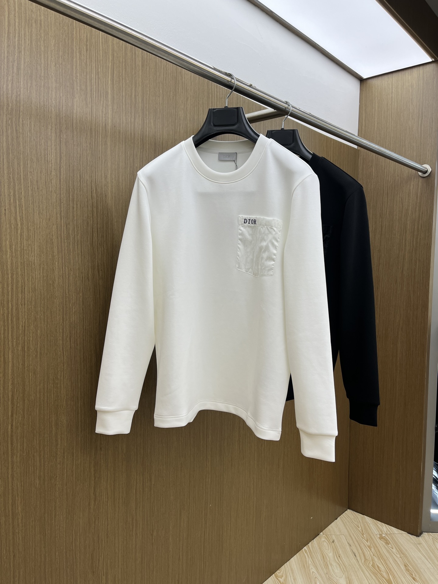 NO:522591,Autumn and Winter CD Autumn and Winter Counter New Fashionable Casual Base Shirt Long Sleeve T-shirt, Selected Imported High-density Double-sided Cotton Fabric, Created with Exquisite Original Logo, Excellent Comfort and Breathability, Soft and Wrinkle Resistance, Excellent Slim and Wrinkle Resilience and Dropiness, Whether it is single or inner wear, it is very handsome, which fits men's practical dressing habits, pursues luxury, noble and elegant style, and creates extraordinary men's taste. The visual effect is very good, the grade is extremely high, bld is simple and fashionable, and a must-have choice for casual business!  Code number M-3XL, tees, t-shirt, alexander wang19860909秋冬 CD 秋冬专柜新款 时尚休闲打底衫长袖T恤,精选进口高密度双面拉架棉面料,精致原版logo打造,舒适性与透气性兼优,柔软抗皱弹性和垂性极佳,无论是单穿或是内搭都是帅气十足,吻合了男性实用穿衣习惯,追求奢华高贵优雅风范,打造不凡男士品味,视觉效果非常赞,档次极高,bld简约时尚,休闲商务必备之选！ 码数M-3XL,,tees，t-shirt,alexander wang,Men's clothing