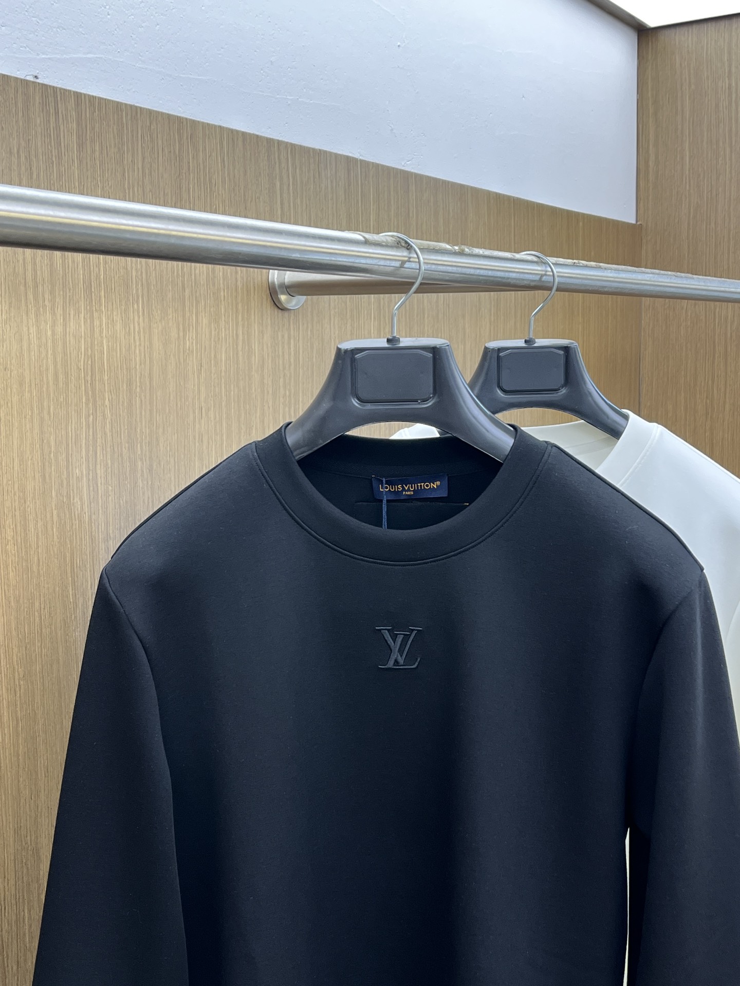 秋冬 LV 🔥🔥2025秋冬专柜新款 时尚休闲打底衫长袖T恤，精选进口高密度双面拉架棉面料，精致原版lo