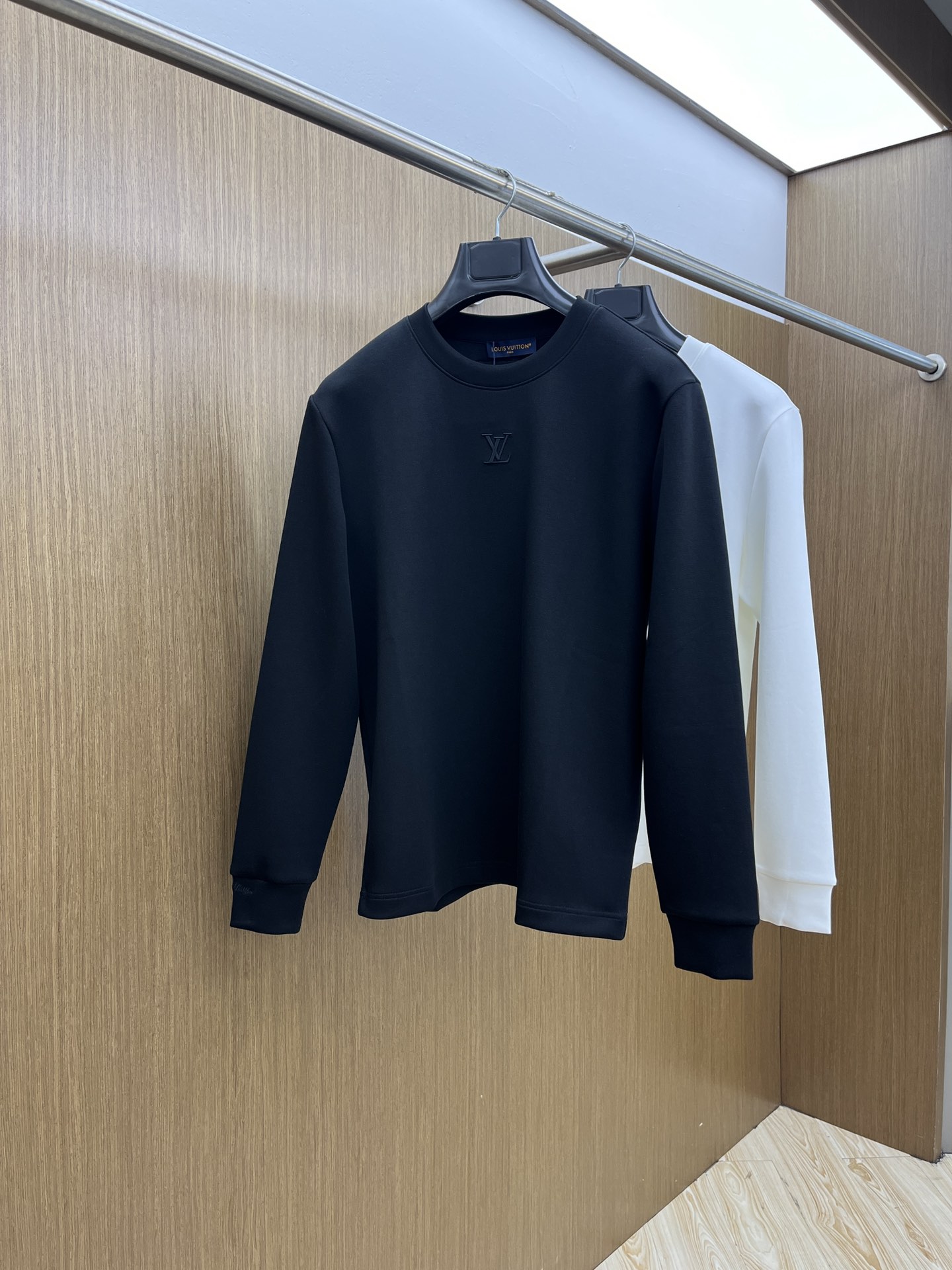 秋冬 LV 🔥🔥2025秋冬专柜新款 时尚休闲打底衫长袖T恤，精选进口高密度双面拉架棉面料，精致原版lo