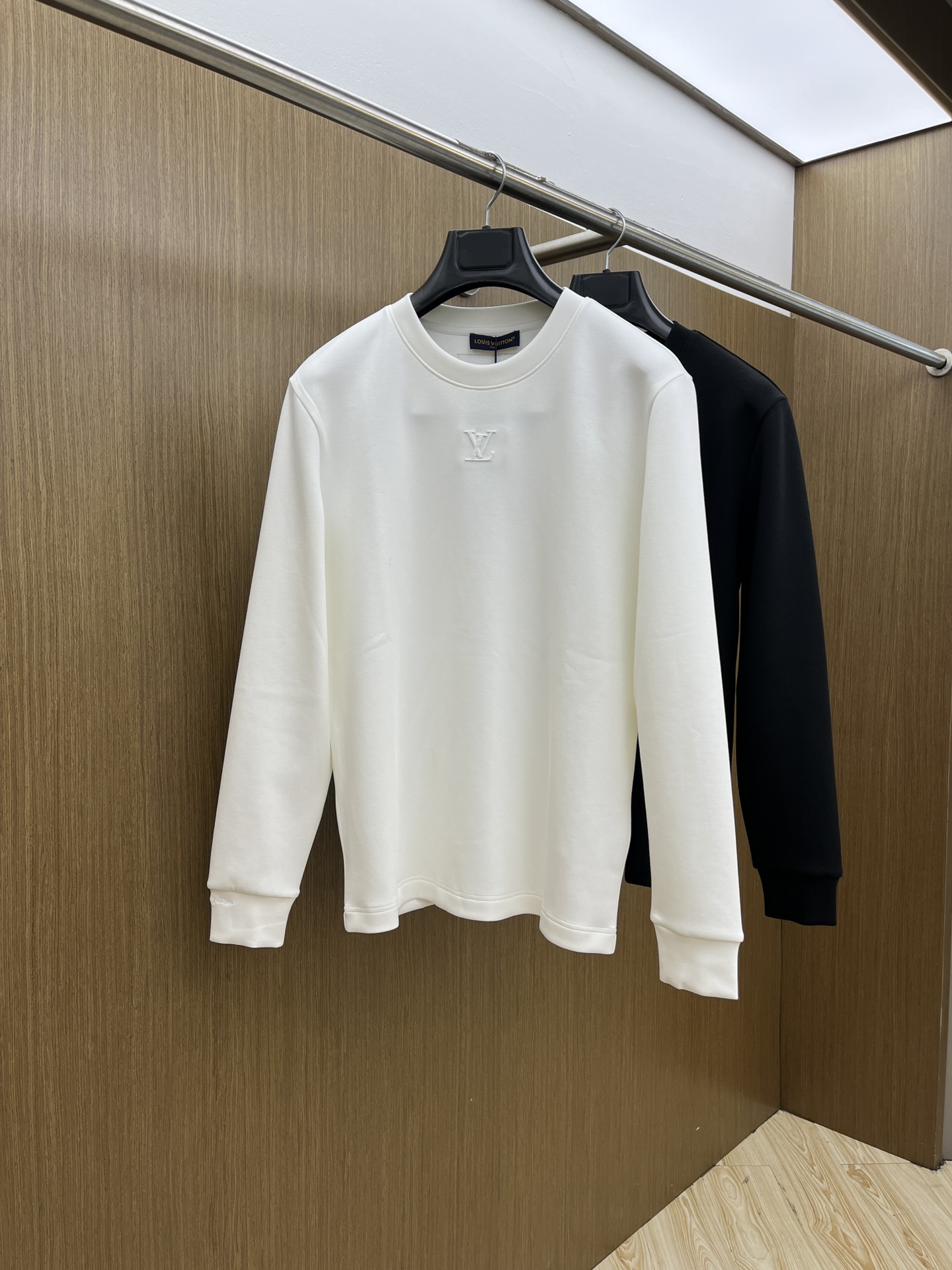 NO:522593,Autumn and Winter LV Autumn and Winter Counter New Fashionable Casual Base Shirt Long Sleeve T-shirt, Selected Imported High-density Double-sided Cotton Fabric, Created with Exquisite Original Logo, Excellent Comfort and Breathability, Soft and Wrinkle-resistant and Elasticity, Excellent Dropping, Whether it is single or inner wear, it is very handsome, which fits men's practical dressing habits, pursues luxury, noble and elegant style, and creates extraordinary men's taste. The visual effect is very good, the grade is extremely high, bld is simple and fashionable, and it is a must-have choice for casual business!  Code number M-3XL, louis vuitton,tees,t-shirt,alexander wang19860909秋冬 LV 秋冬专柜新款 时尚休闲打底衫长袖T恤,精选进口高密度双面拉架棉面料,精致原版logo打造,舒适性与透气性兼优,柔软抗皱弹性和垂性极佳,无论是单穿或是内搭都是帅气十足,吻合了男性实用穿衣习惯,追求奢华高贵优雅风范,打造不凡男士品味,视觉效果非常赞,档次极高,bld简约时尚,休闲商务必备之选！ 码数M-3XL,,louis vuitton,tees，t-shirt,alexander wang,Men's clothing