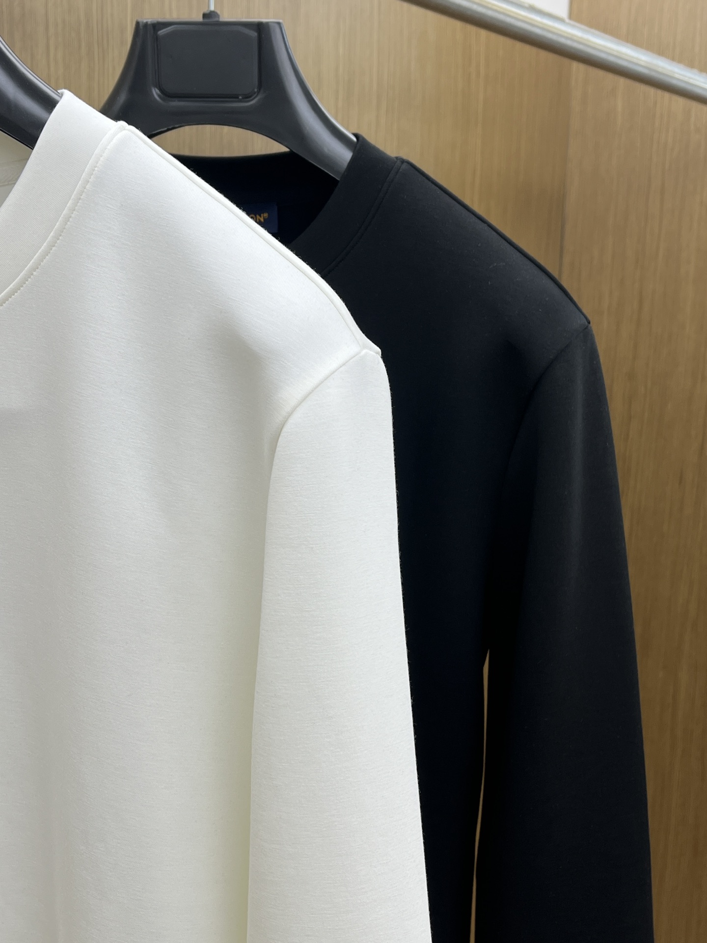 秋冬 LV 🔥🔥2025秋冬专柜新款 时尚休闲打底衫长袖T恤，精选进口高密度双面拉架棉面料，精致原版lo