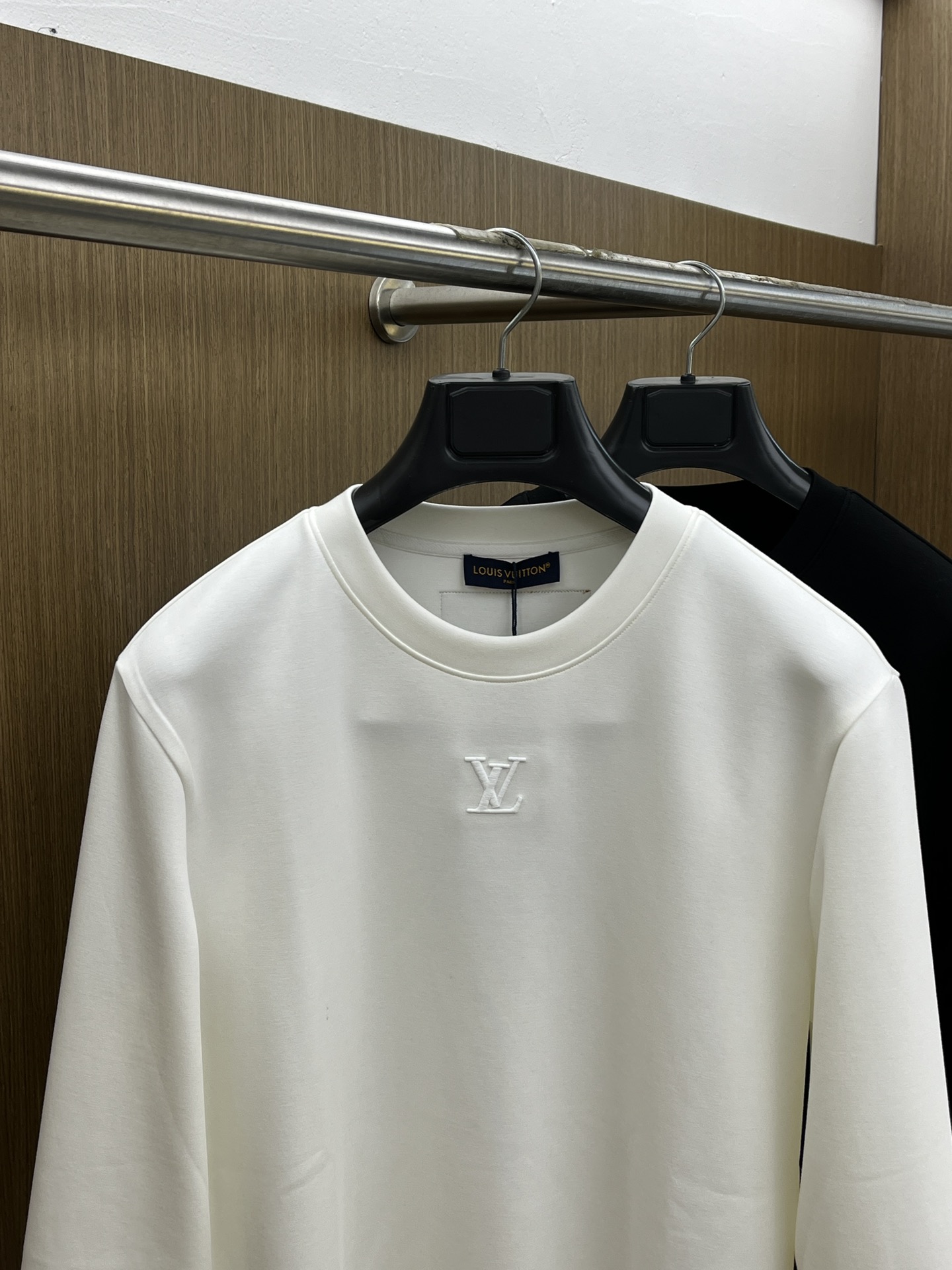 秋冬 LV 🔥🔥2025秋冬专柜新款 时尚休闲打底衫长袖T恤，精选进口高密度双面拉架棉面料，精致原版lo