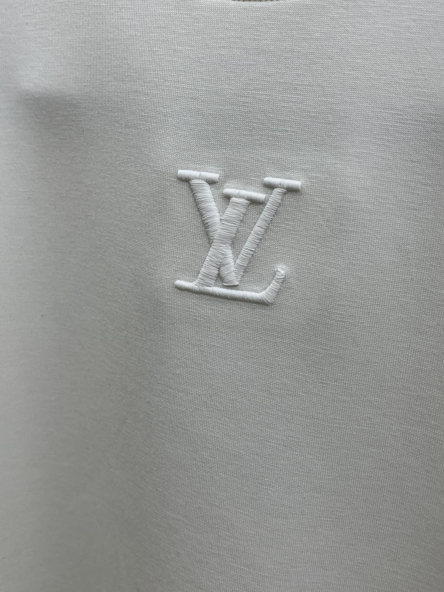 秋冬 LV 🔥🔥2025秋冬专柜新款 时尚休闲打底衫长袖T恤，精选进口高密度双面拉架棉面料，精致原版lo