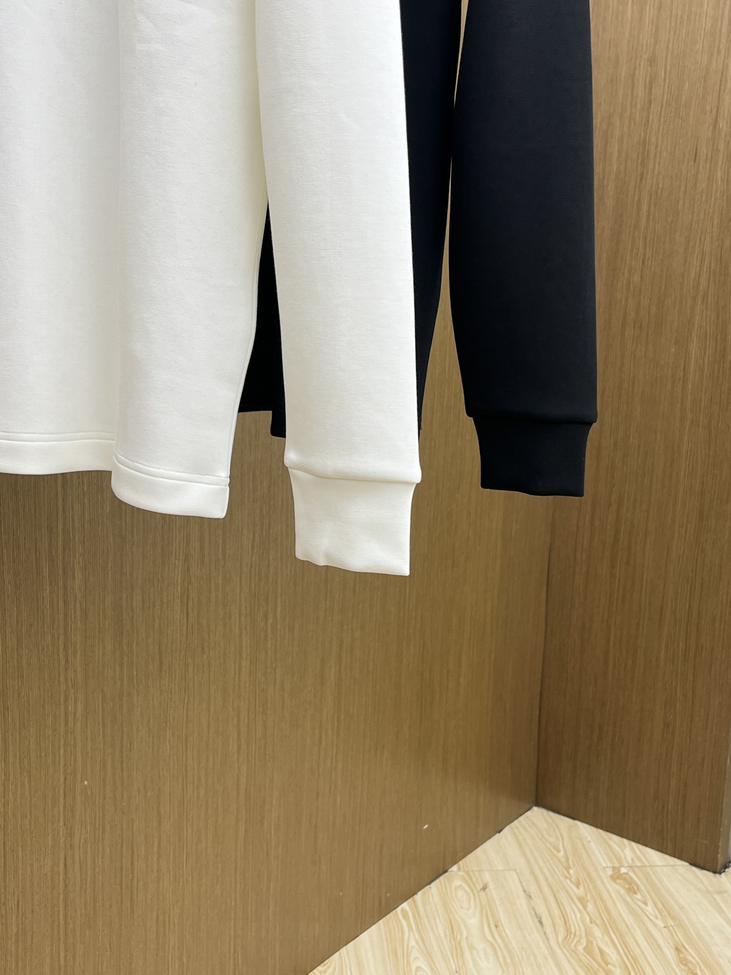 秋冬 LV 🔥🔥2025秋冬专柜新款 时尚休闲打底衫长袖T恤，精选进口高密度双面拉架棉面料，精致原版lo