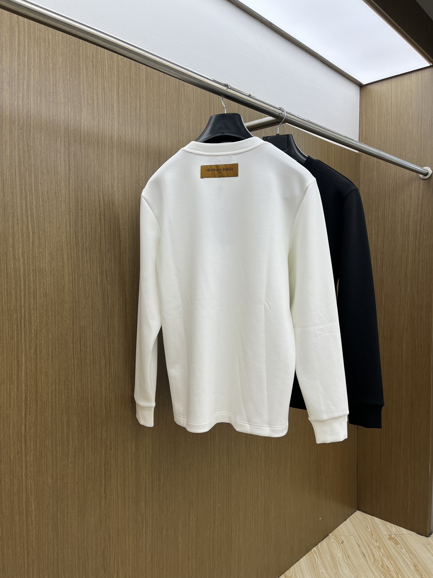 秋冬 LV 🔥🔥2025秋冬专柜新款 时尚休闲打底衫长袖T恤，精选进口高密度双面拉架棉面料，精致原版lo