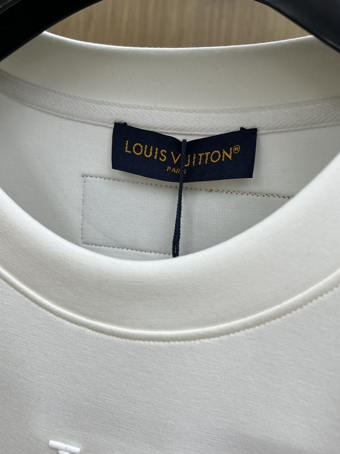 秋冬 LV 🔥🔥2025秋冬专柜新款 时尚休闲打底衫长袖T恤，精选进口高密度双面拉架棉面料，精致原版lo