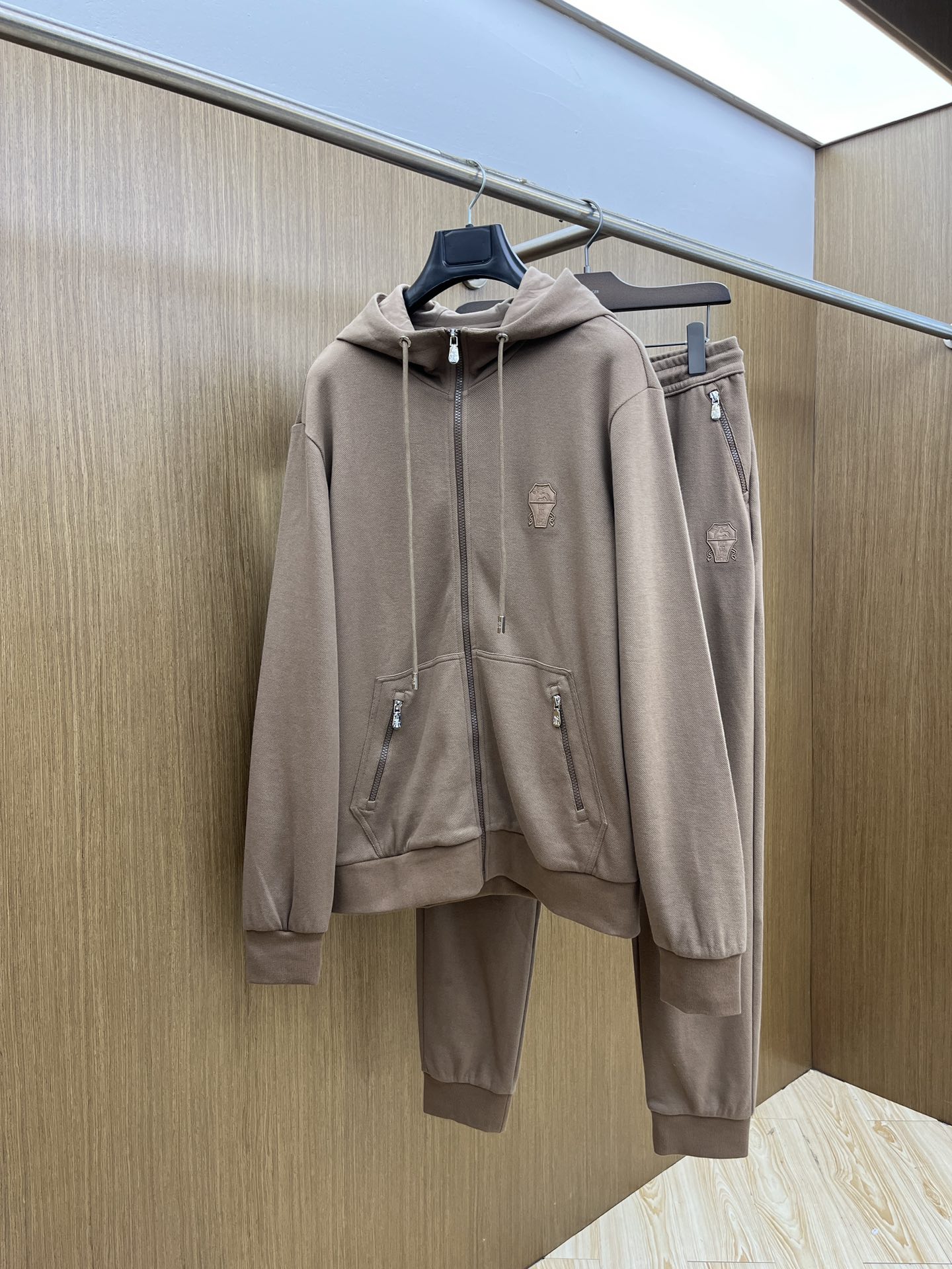 NO:550221,Autumn and Winter Sets/Tops/Pants BC Autumn and Winter Latest Product Set Series - Available at the same time for counters, original single-order casual and fashionable suits, with very distinctive upper body!  Eye-catching and highlighted, imported high-density polyester fiber fabric, high density, comfortable feel, warm and shiny surface, skin-friendly and breathable, simple but fashionable, extremely high-end, handsome, bok highly recommends, code count... M-3XL placing an order to report height and weight, alexander wang19860909秋冬套装 /上衣 /裤子 BC 秋冬最新品套装系列-专柜同步有售,原单狠货休闲时尚套装,上身很有特点！吸睛而有亮点,进口高密度聚酯纤维面料,密度高,手感舒适,表面有着温润的光泽,亲肤透气,简单而不失时尚,档次极高,上身帅到爆,bok极力推荐,码数……M-3XL 下单报身高体重,,alexander wang,Men's clothing