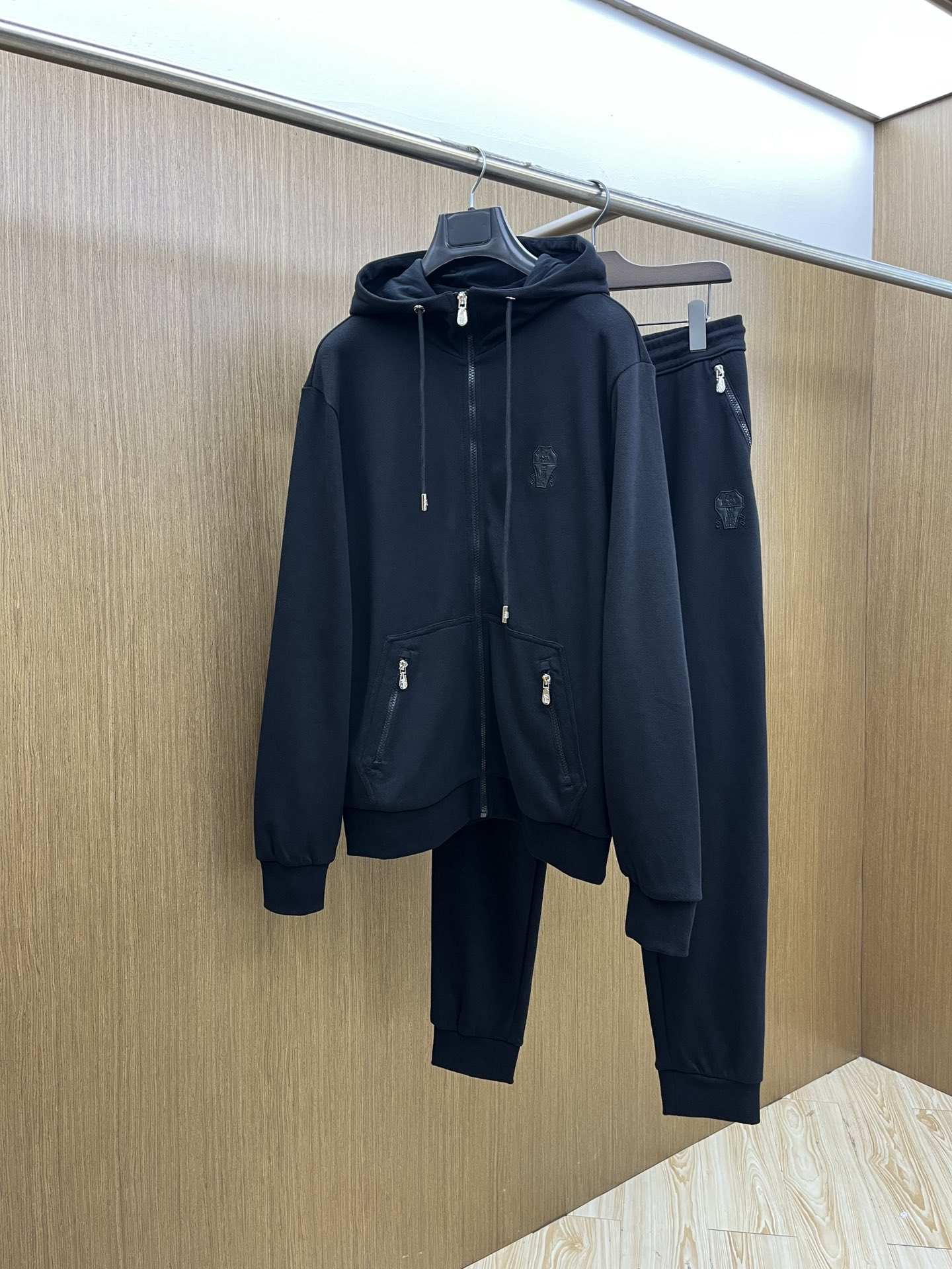 NO:550225,Autumn and Winter Sets/Tops/Pants BC Autumn and Winter Latest Product Set Series - Available for sale at the same time in the counter, original single-order casual and fashionable suits, with very distinctive upper body!  Eye-catching and highlighted, imported high-density polyester fiber fabric, high density, comfortable feel, warm and shiny surface, skin-friendly and breathable, simple but fashionable, extremely high-end, handsome, bok highly recommends, code count... M-3XL placing an order to report height and weight, alexander wang19860909秋冬套装 /上衣 /裤子 BC秋冬最新品套装系列-专柜同步有售,原单狠货休闲时尚套装,上身很有特点！吸睛而有亮点,进口高密度聚酯纤维面料,密度高,手感舒适,表面有着温润的光泽,亲肤透气,简单而不失时尚,档次极高,上身帅到爆,bok极力推荐,码数……M-3XL 下单报身高体重,,alexander wang,Men's clothing